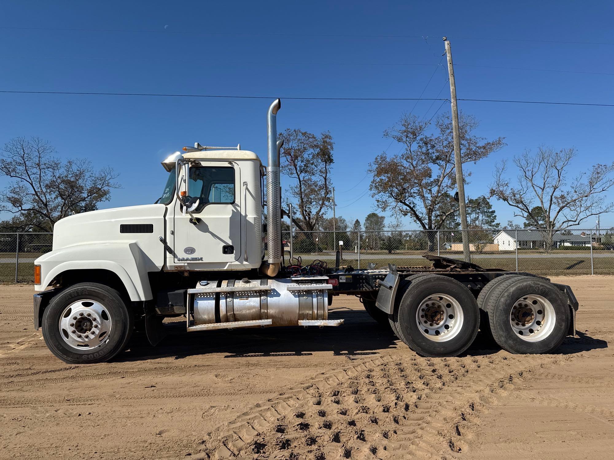 2015 MACK CHU613 DAY CAB ROAD TRACTOR