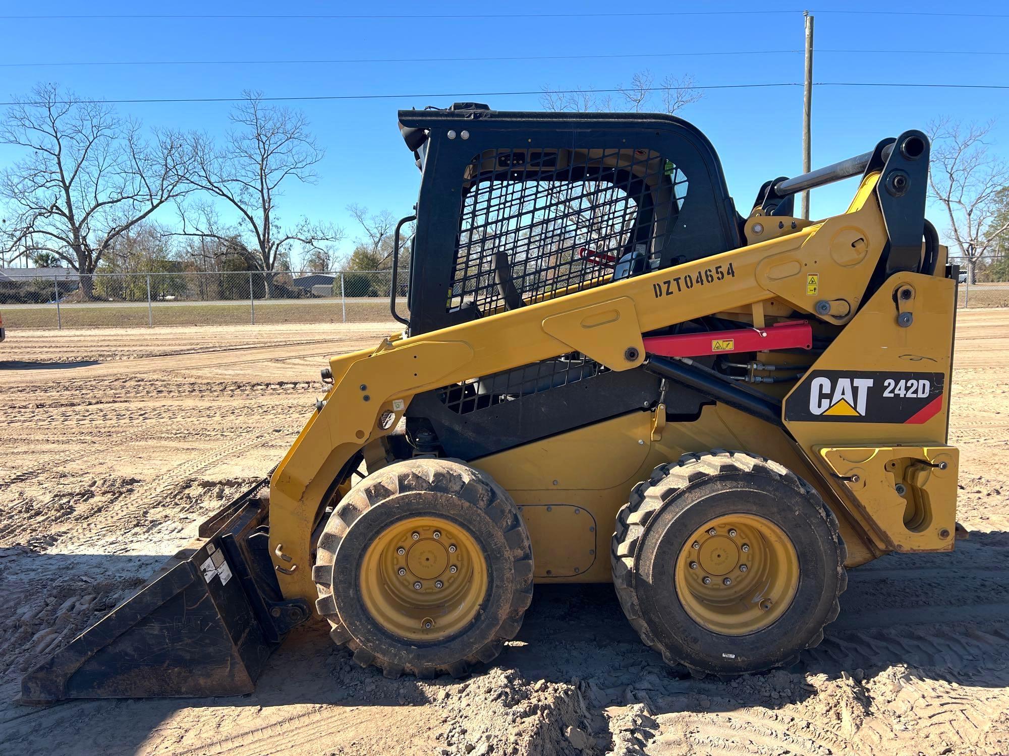 2018 CATERPILLAR 242D SKID STEER