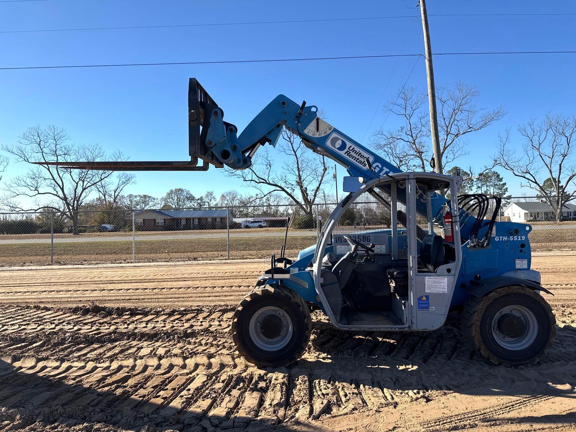 2014 GENIE GTH-5519 TELESCOPIC FORKLIFT
