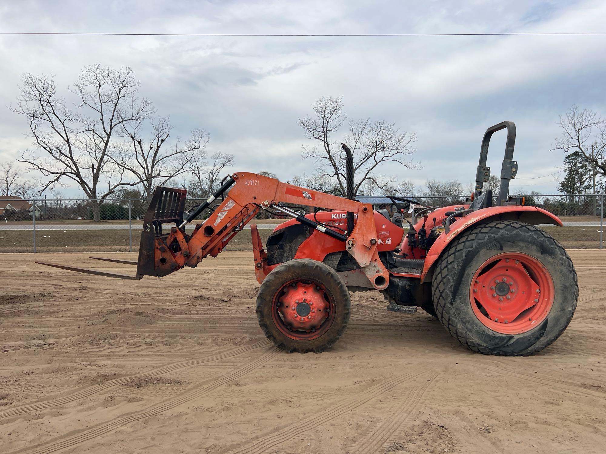 KUBOTA M7040 TRACTOR