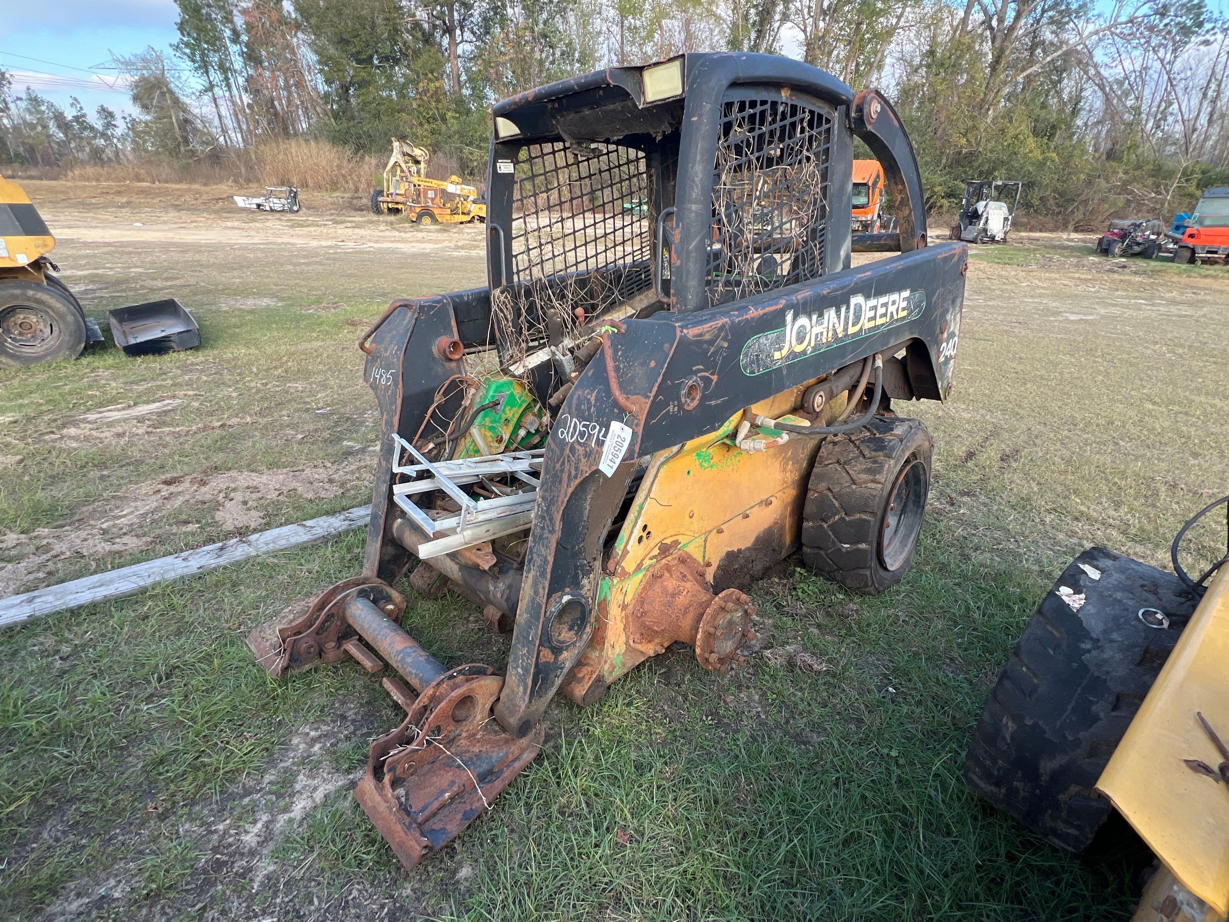 (INOP) JOHN DEERE 240 SKIDS STEER