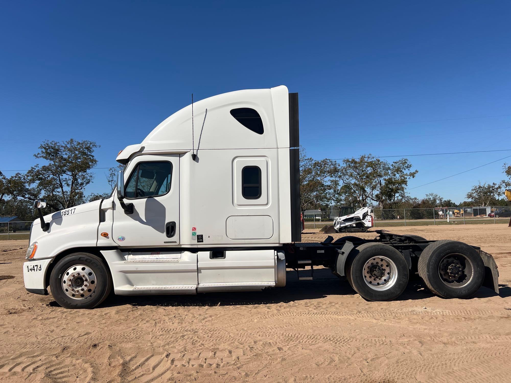 2012 FREIGHTLINER CASCADIC DBL SLEEPER ROAD TRACTO