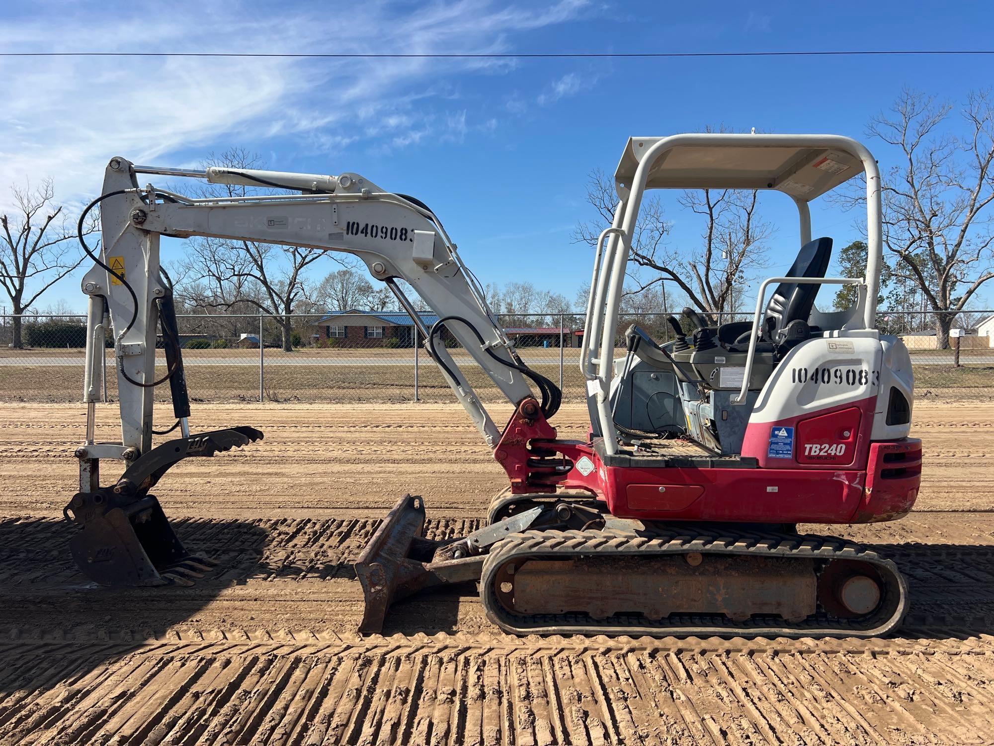 2015 TAKEUCHI TB240 EXCAVATOR