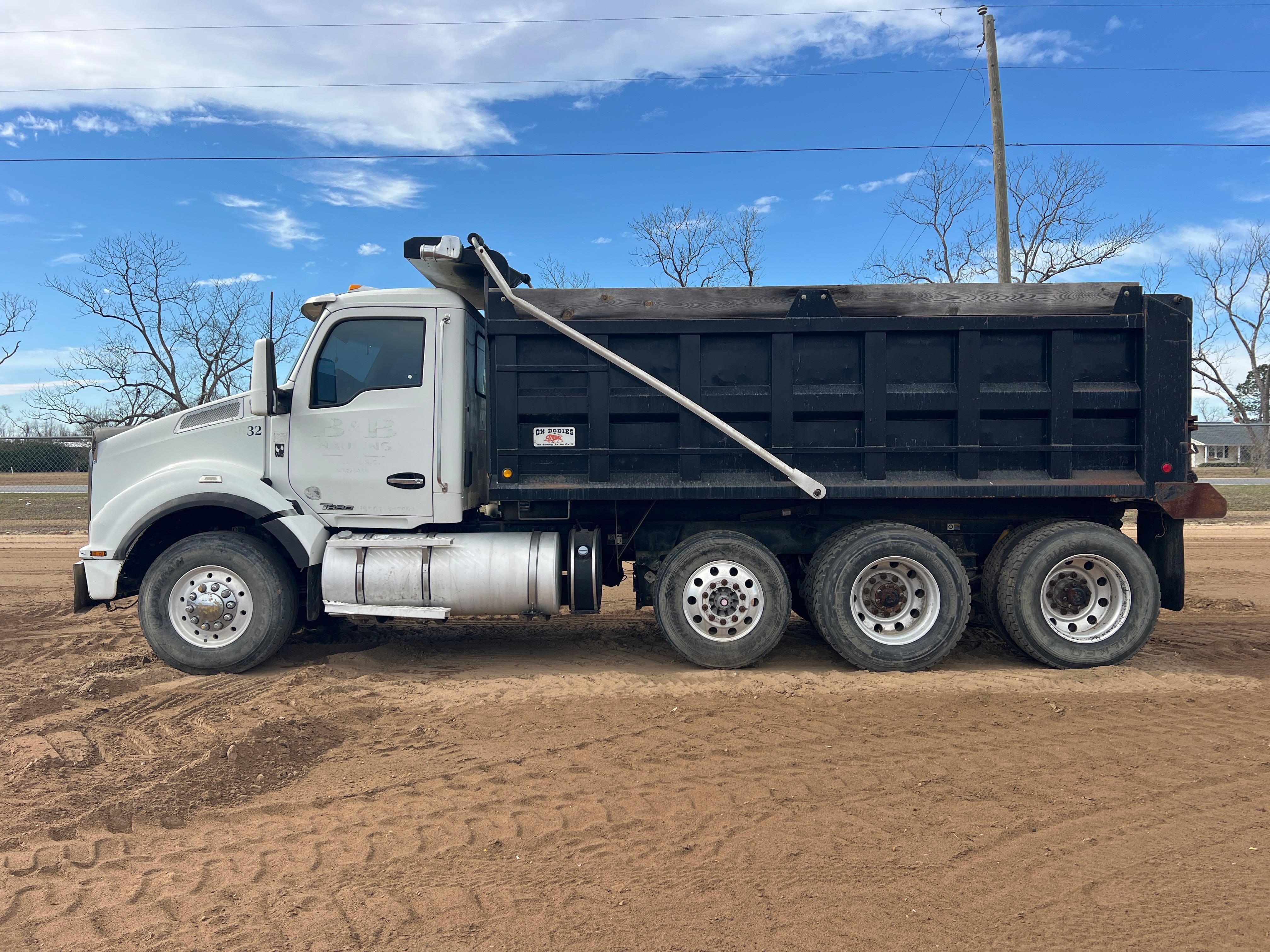2016 KENWORTH T880 TRI-AXLE DUMP TRUCK