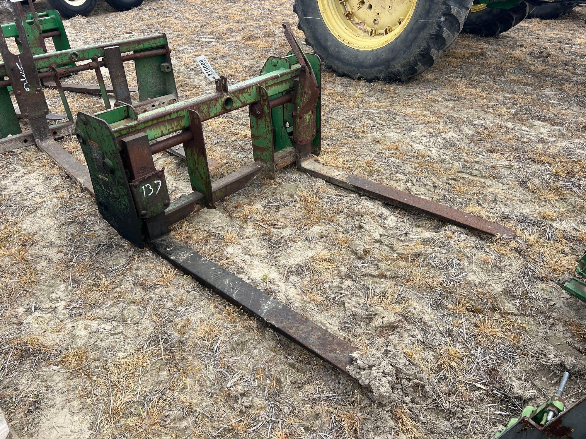 JOHN DEERE QUICK ATTACH PALLET FORKS