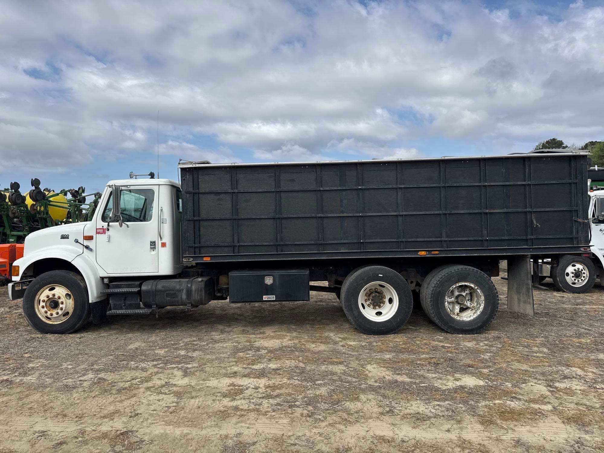 2000 INTERNATIONAL 4900 - 10 WHEELER GRAIN TRUCK