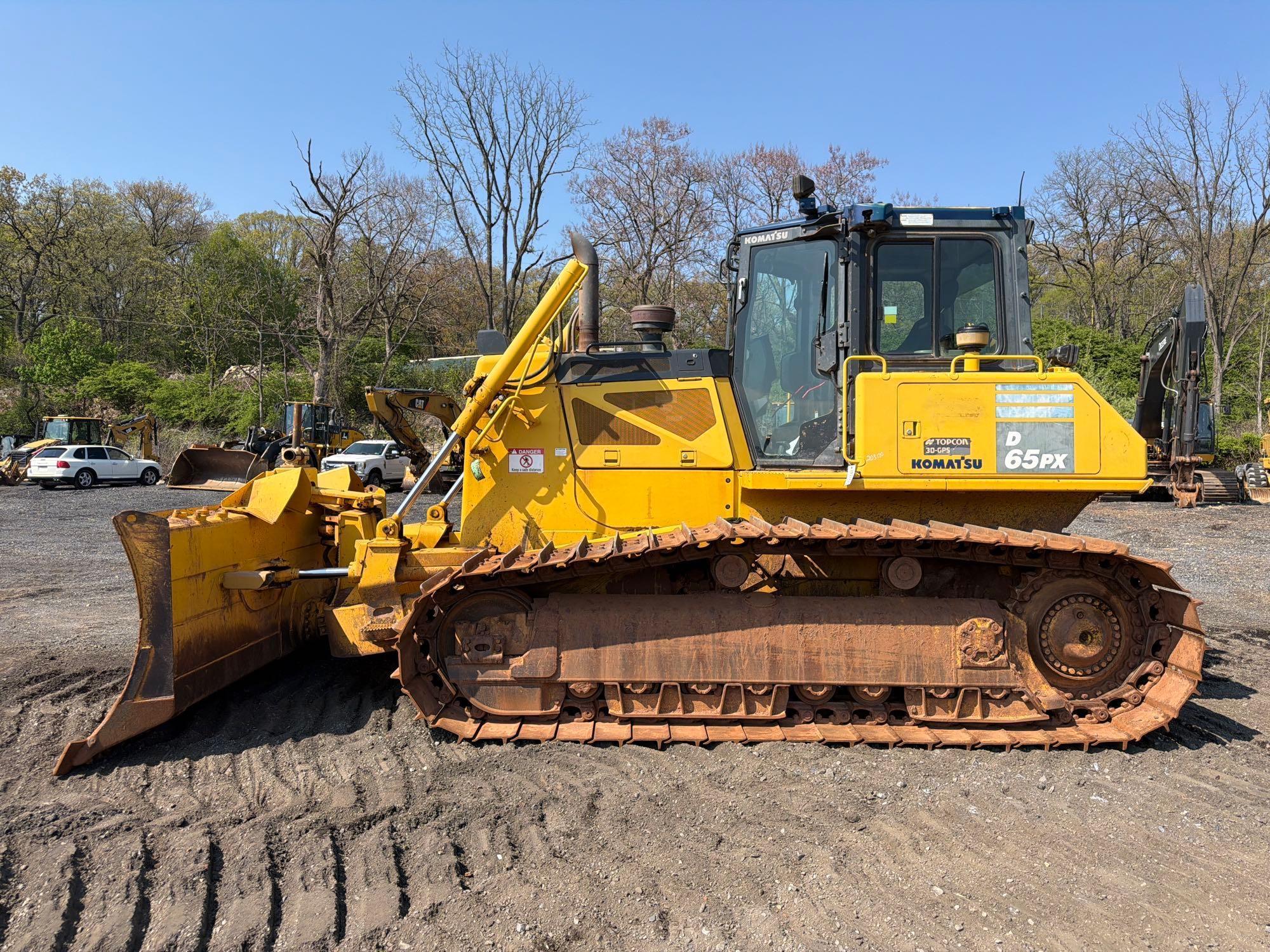 Photo of a  Komatsu D65PX-17