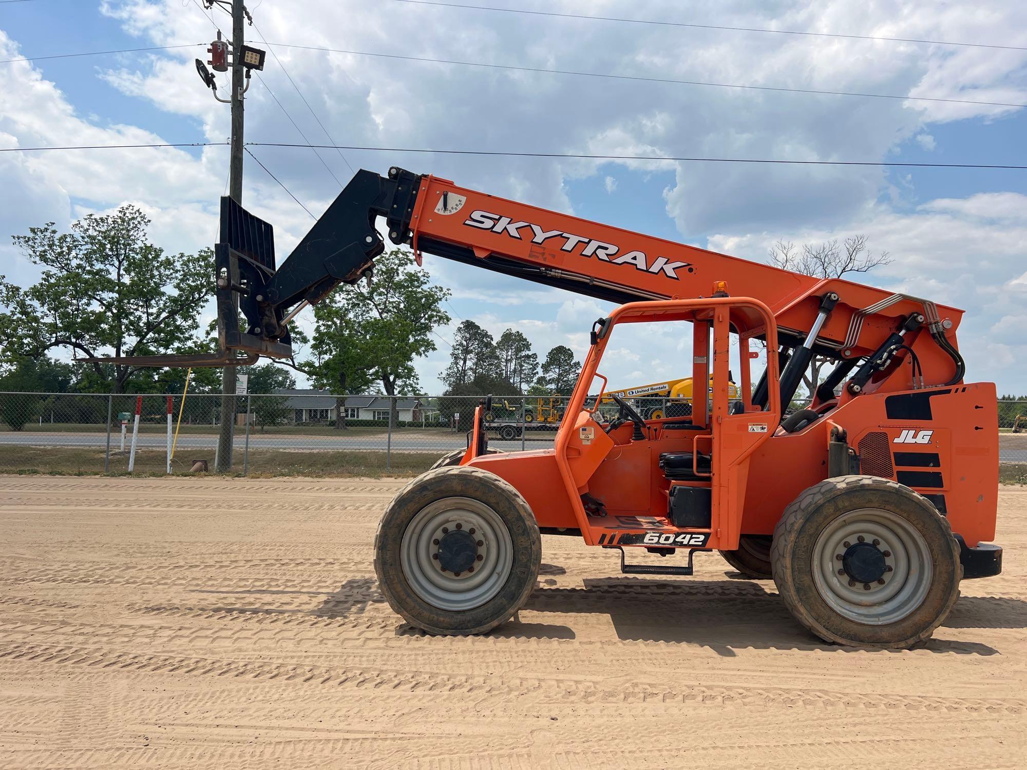 JLG SKYTRACK 6042 TELESCOPIC FORKLIFT