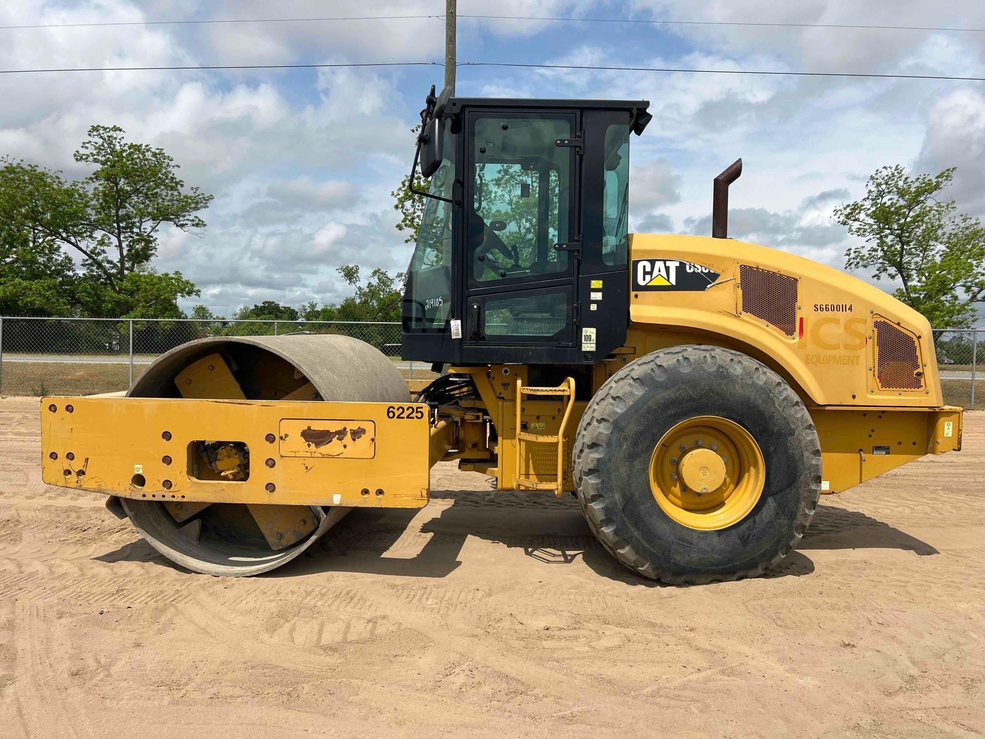 Photo of a  Caterpillar CS66B