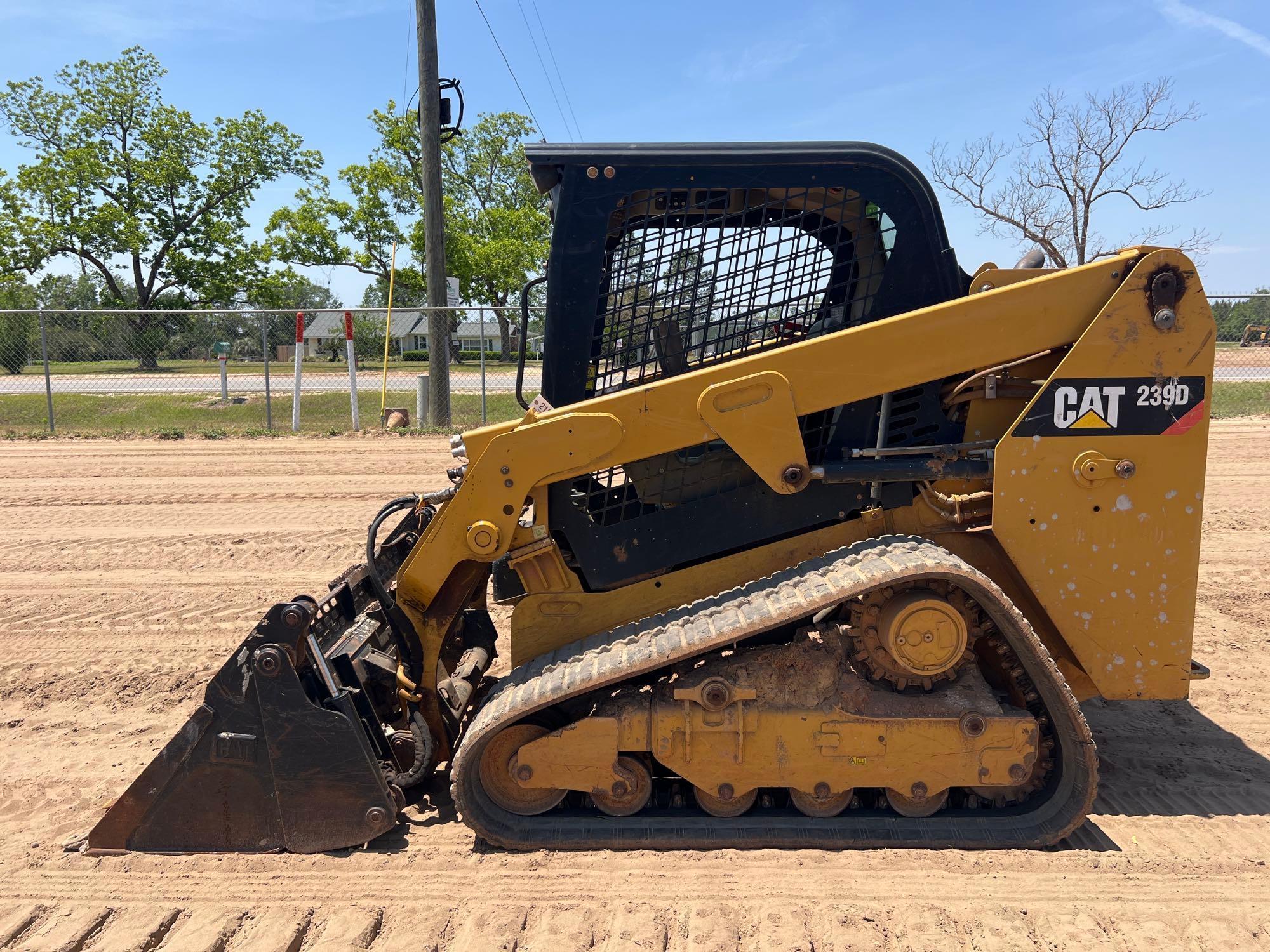 Photo of a  Caterpillar 239D