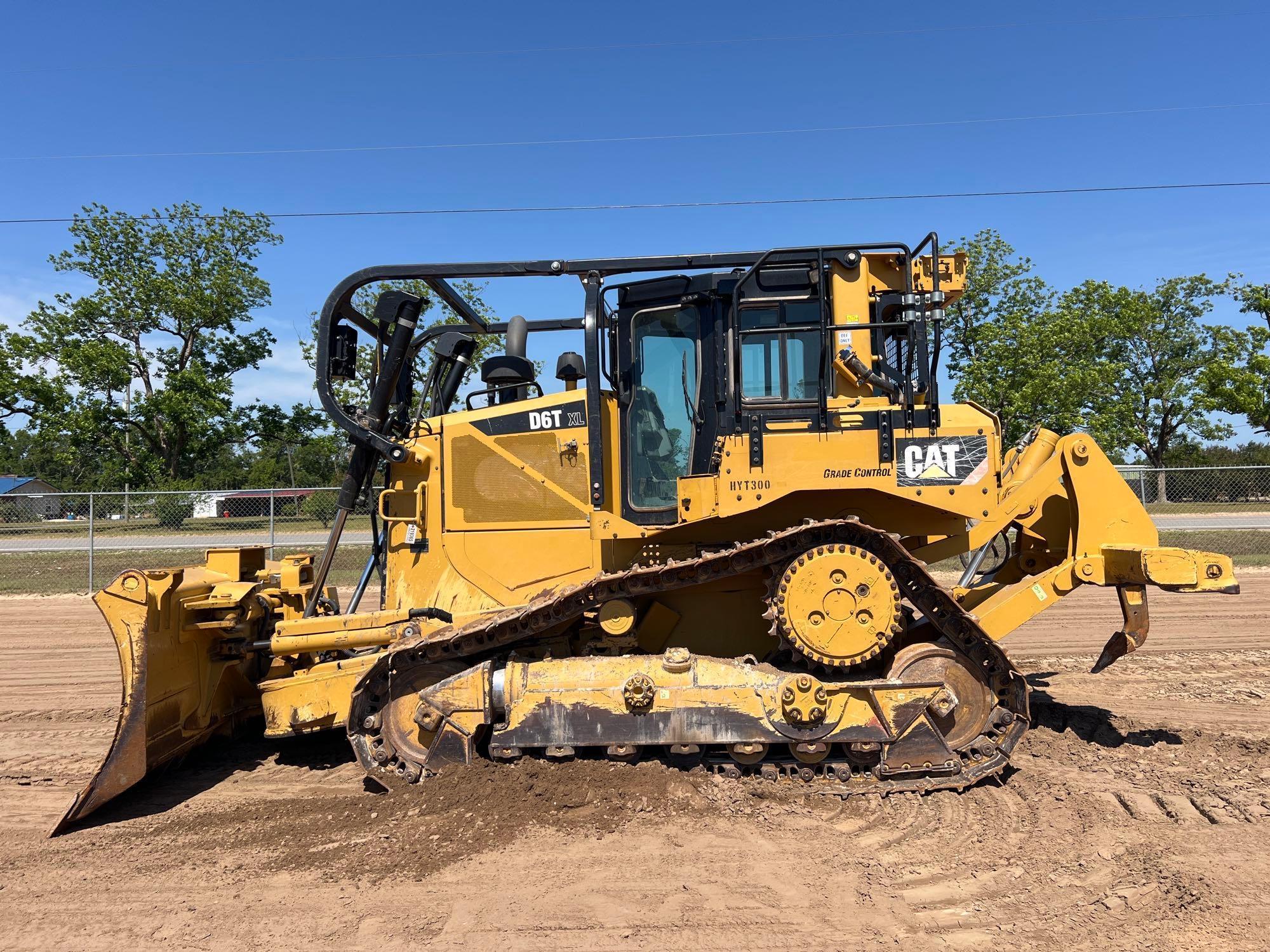 Photo of a  Caterpillar D6T XL