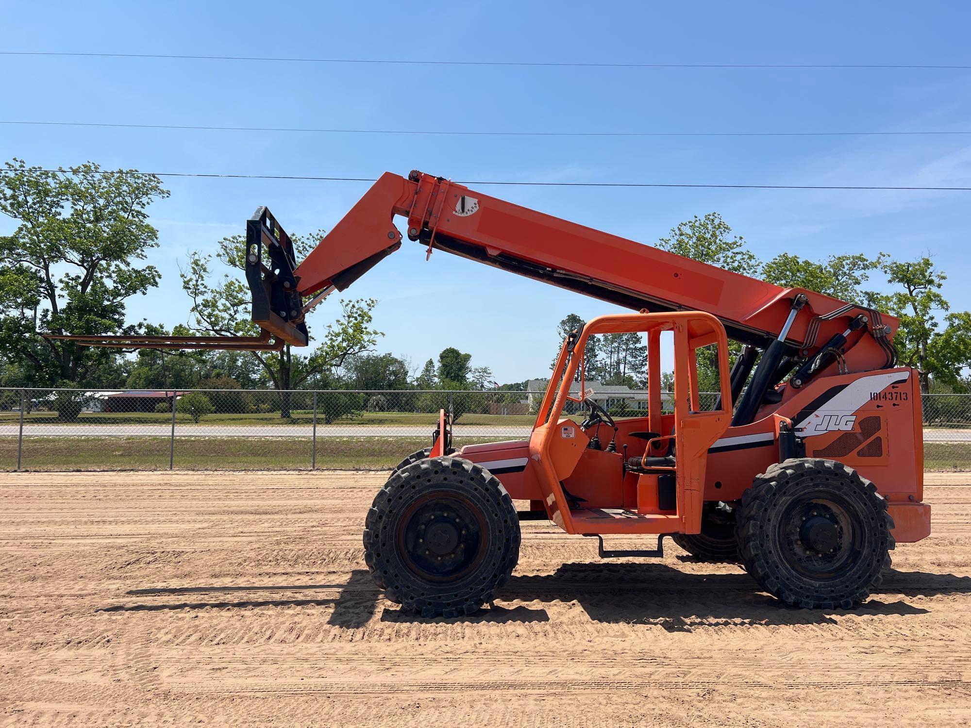 Photo of a  JLG 8042