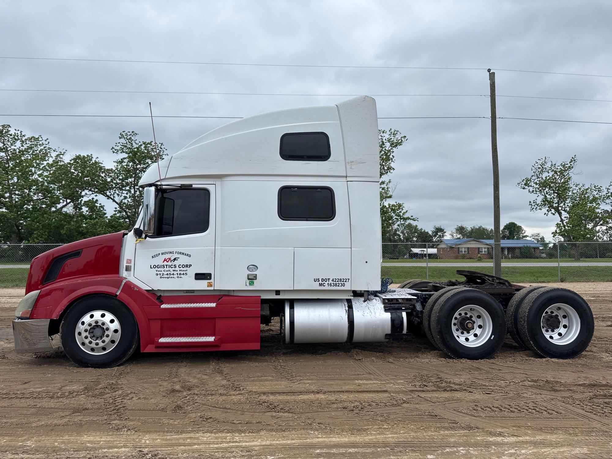 2011 VOLVO ROAD TRACTOR