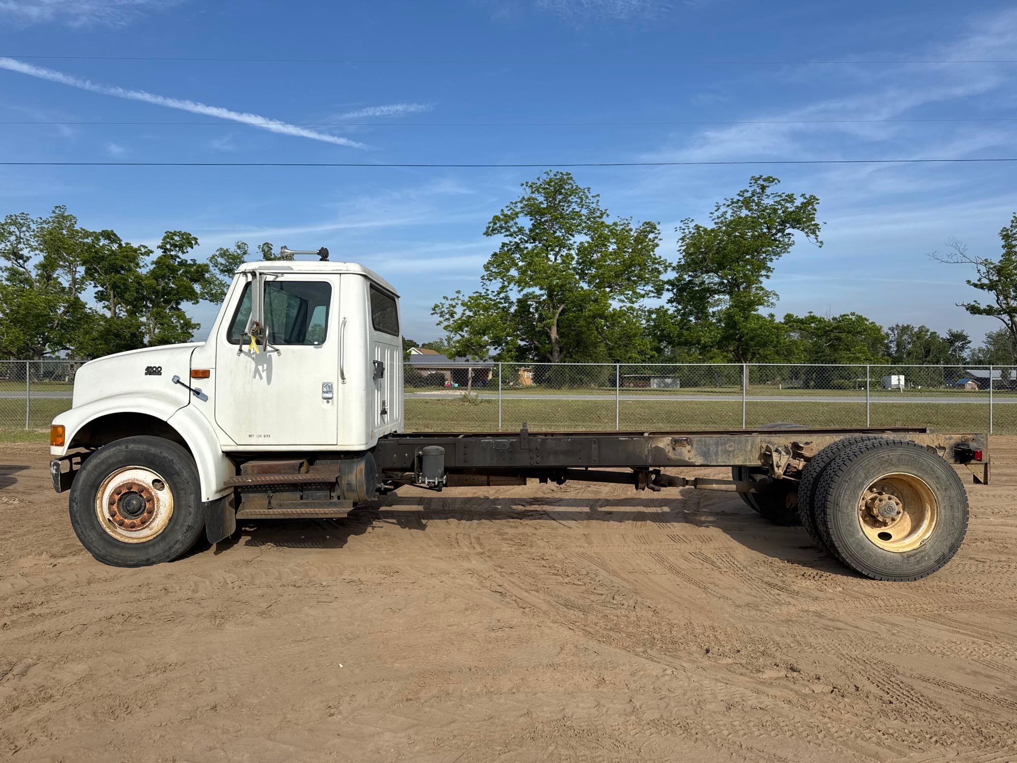1999 INTERNATIONAL 4900 4X2 CHASSIS TRUCK