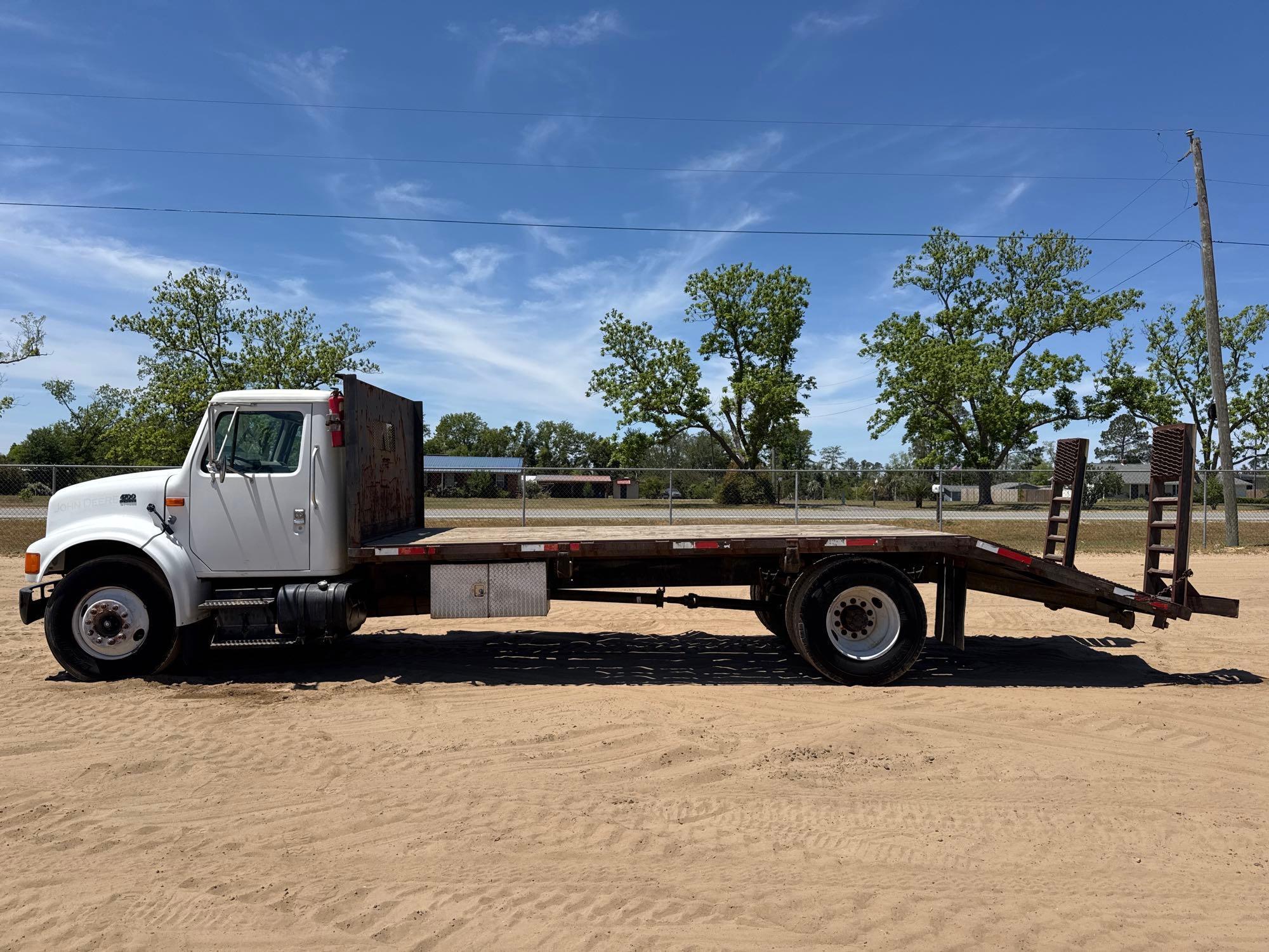 1999 INTERNATIONAL 4700 4X2 FLATBED DOVETAIL TRUCK