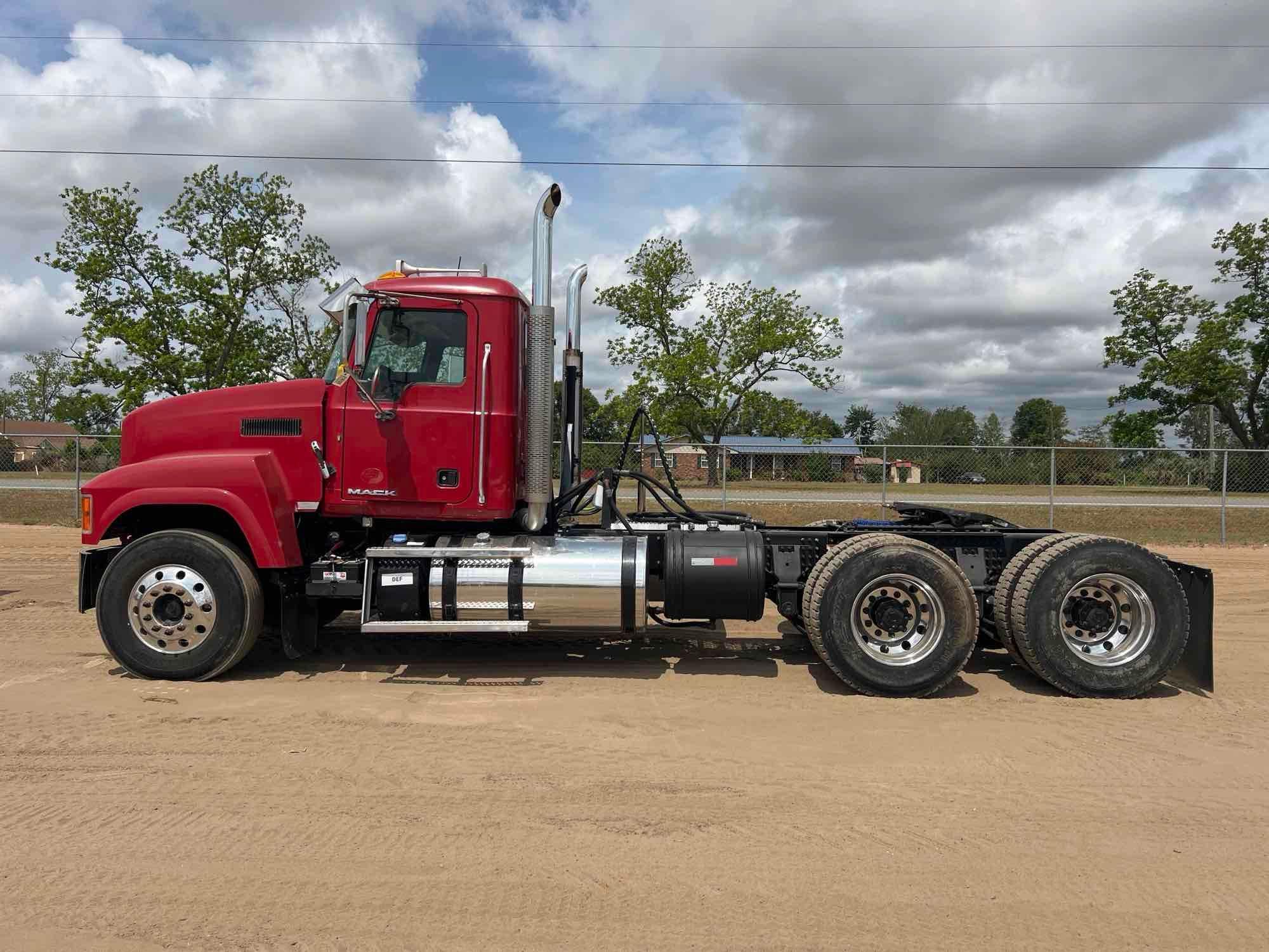 2013 MACK CHU613 ROAD TRACTOR
