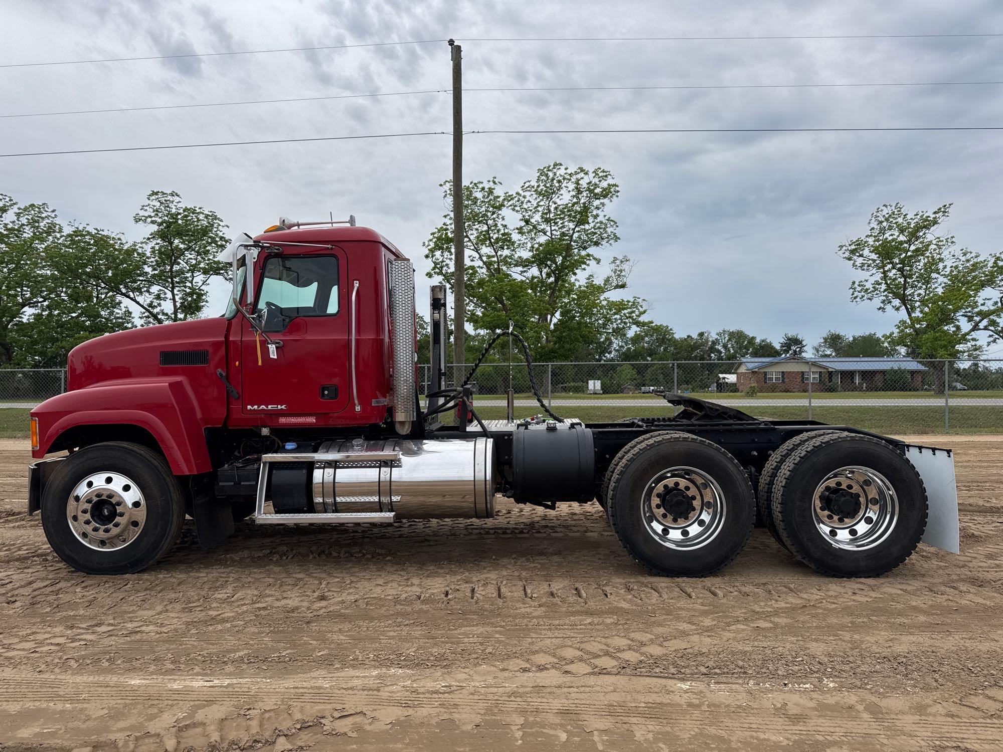 2012 MACK CHU613 DAY CAB ROAD TRACTOR