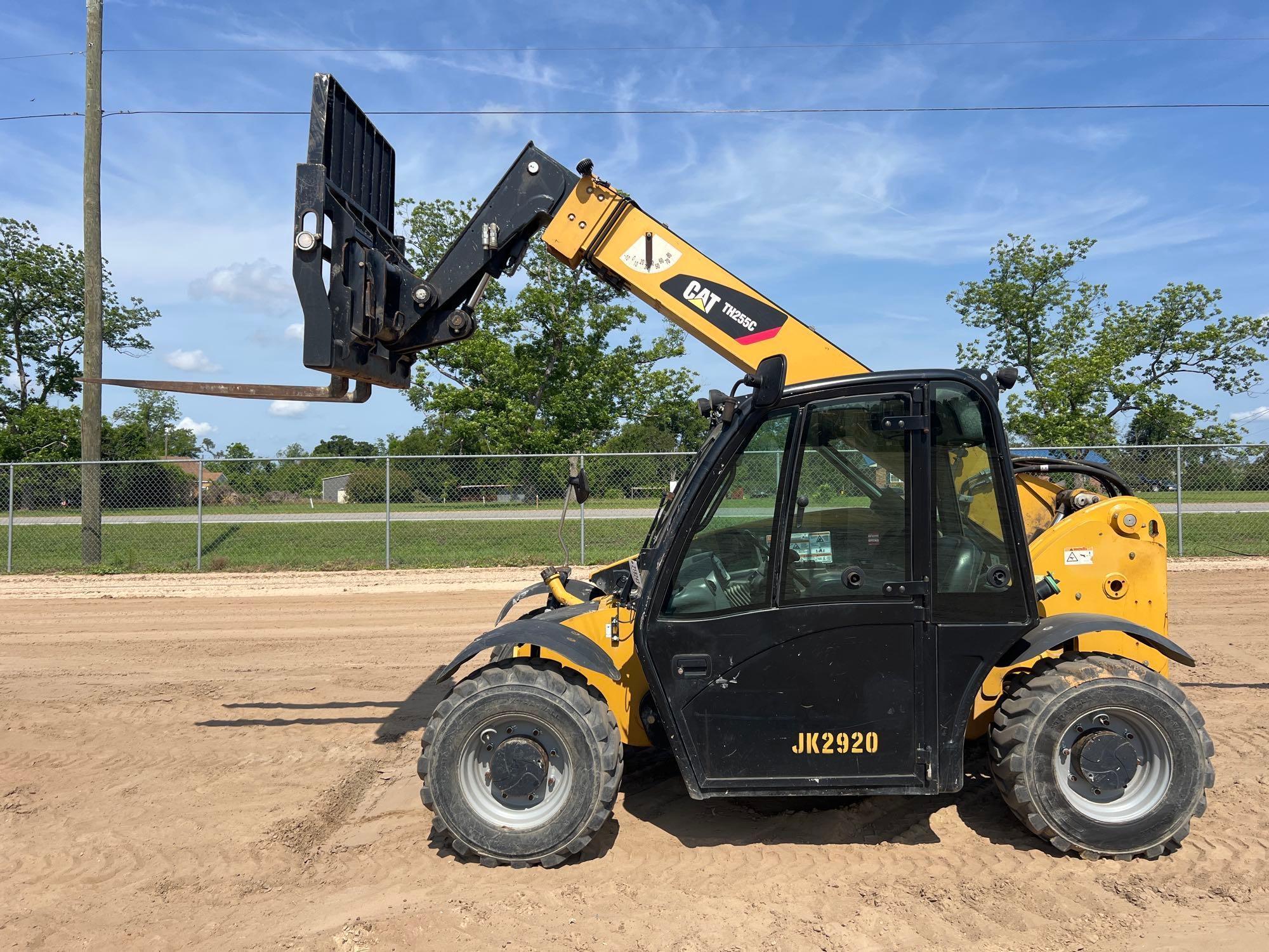 2016 CATERPILLAR TH255C TELESCOPIC FORKLIFT