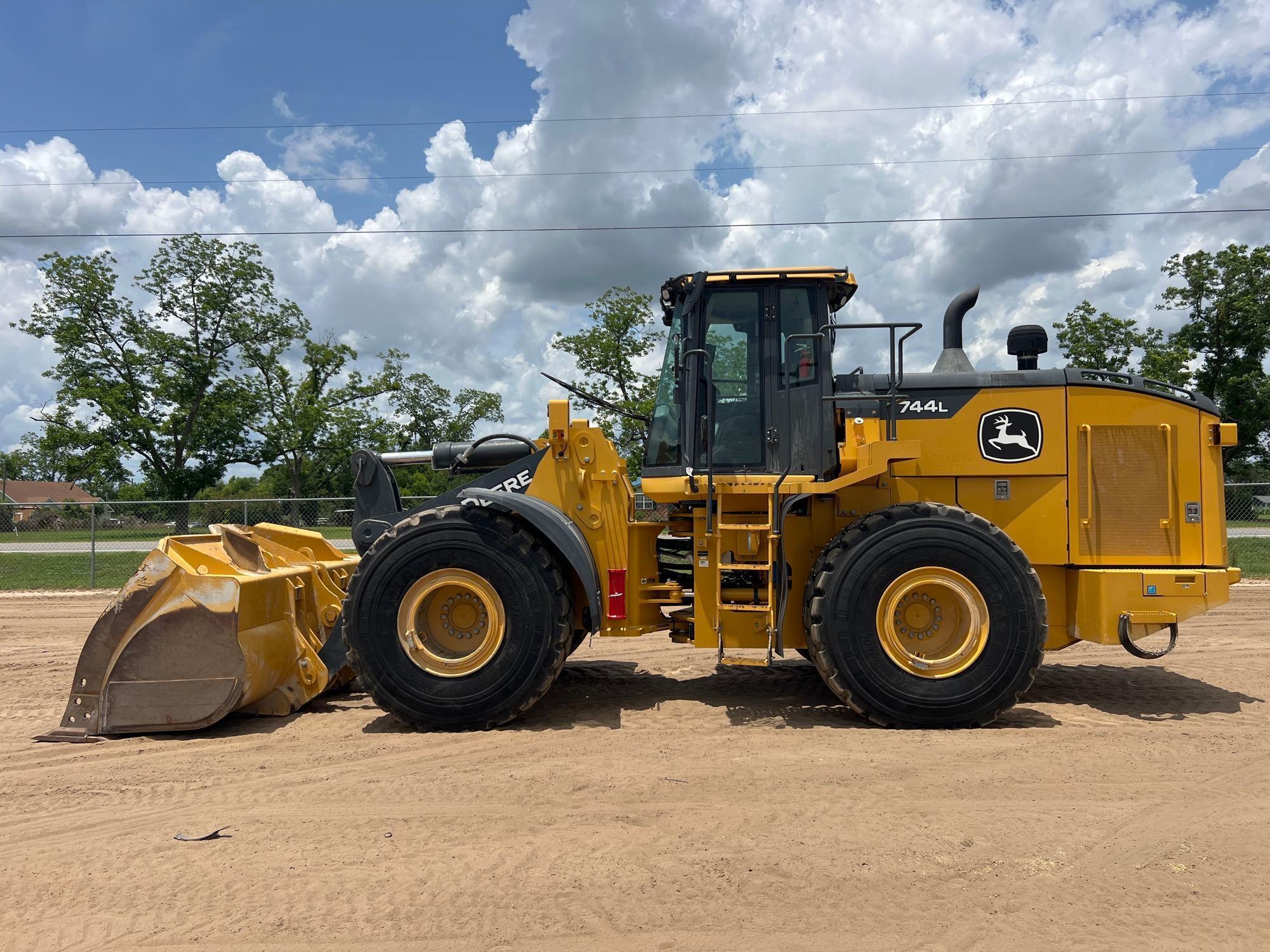 2022 JOHN DEERE 744L WHEEL LOADER