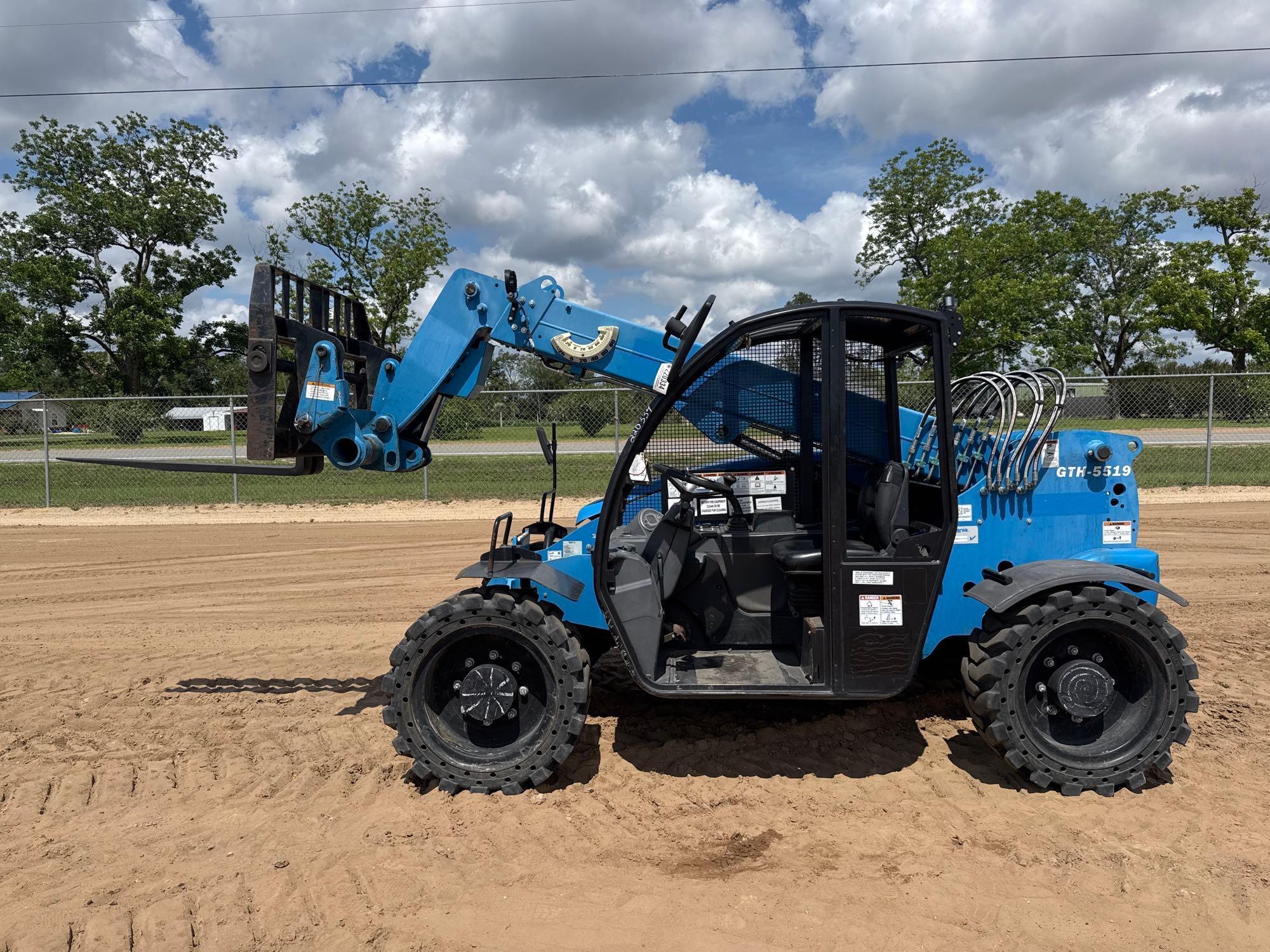 2018 GENIE GTH-5519 TELESCOPIC FORKLIFT