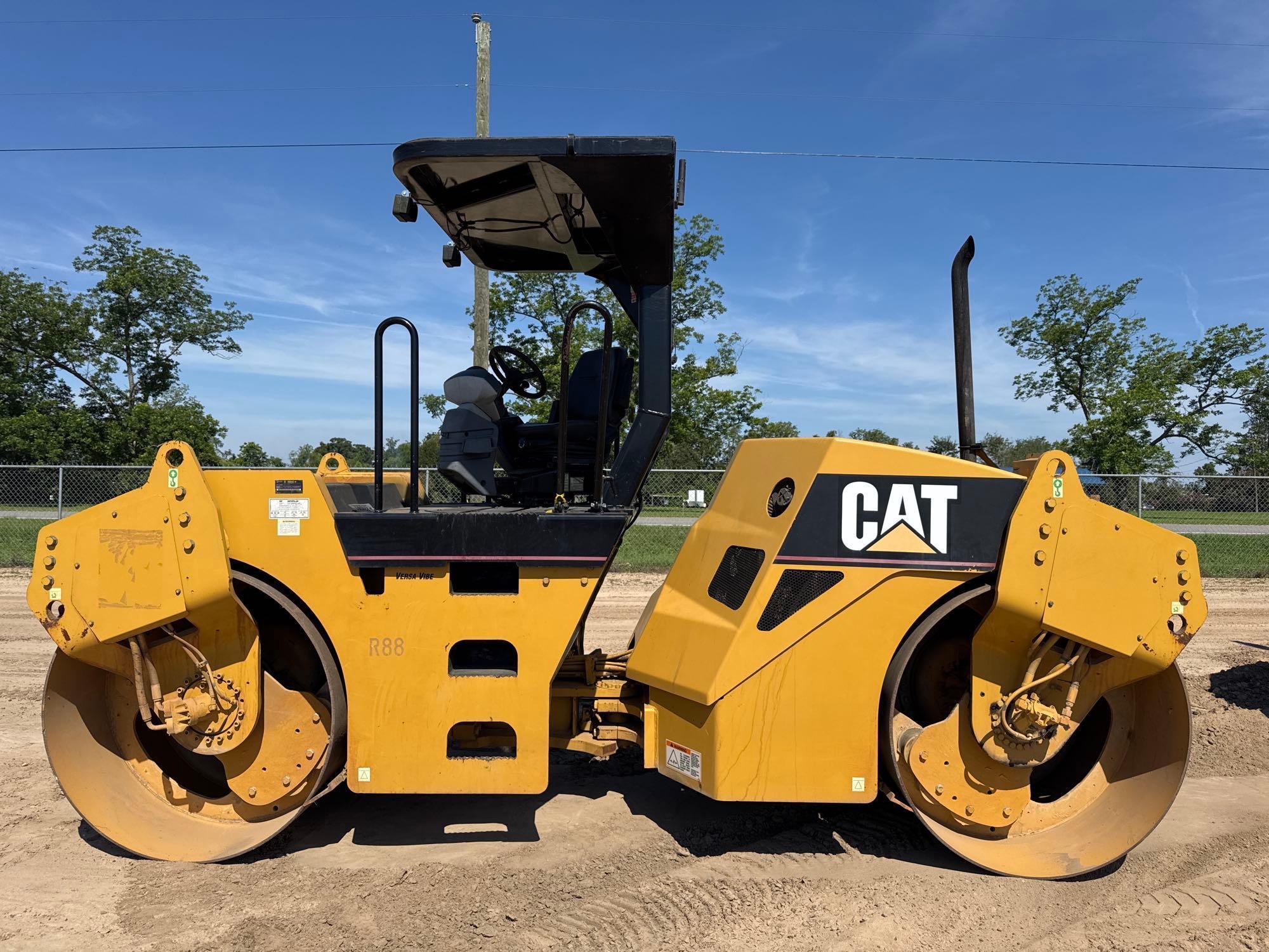 Photo of a 2003 Caterpillar CB-534D