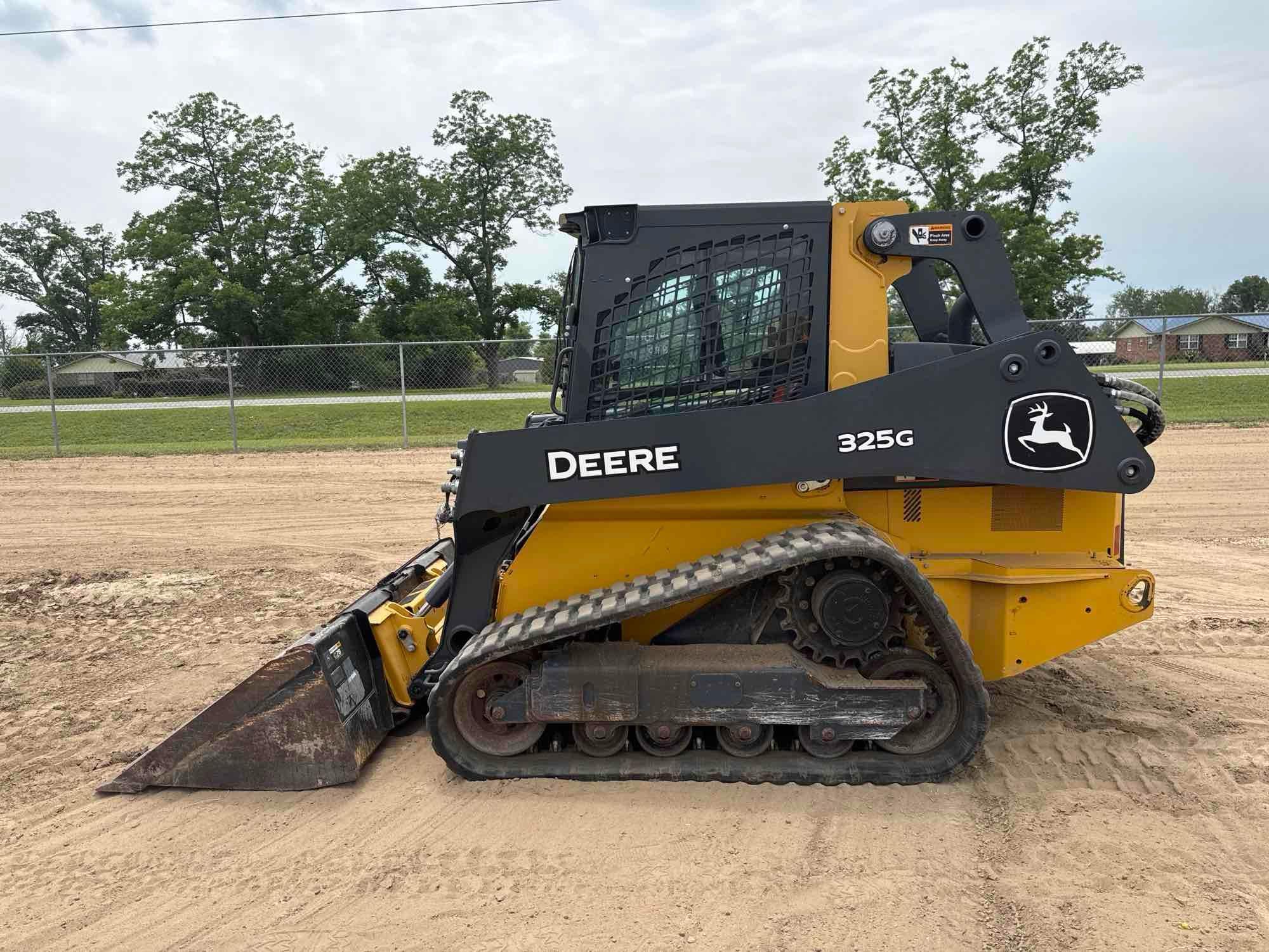 Photo of a 2021 John Deere 325G