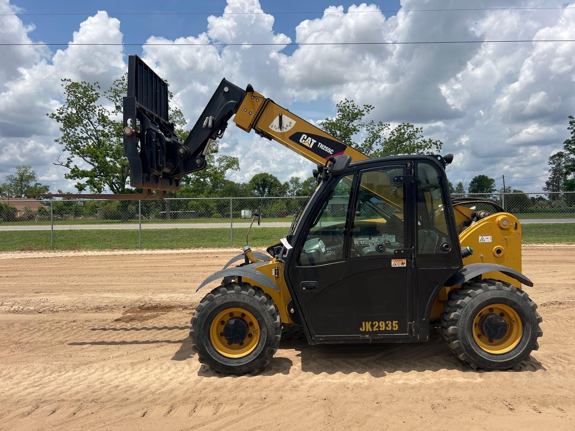 2016 CATERPILLAR TH255C TELESCOPIC FORKLIFT