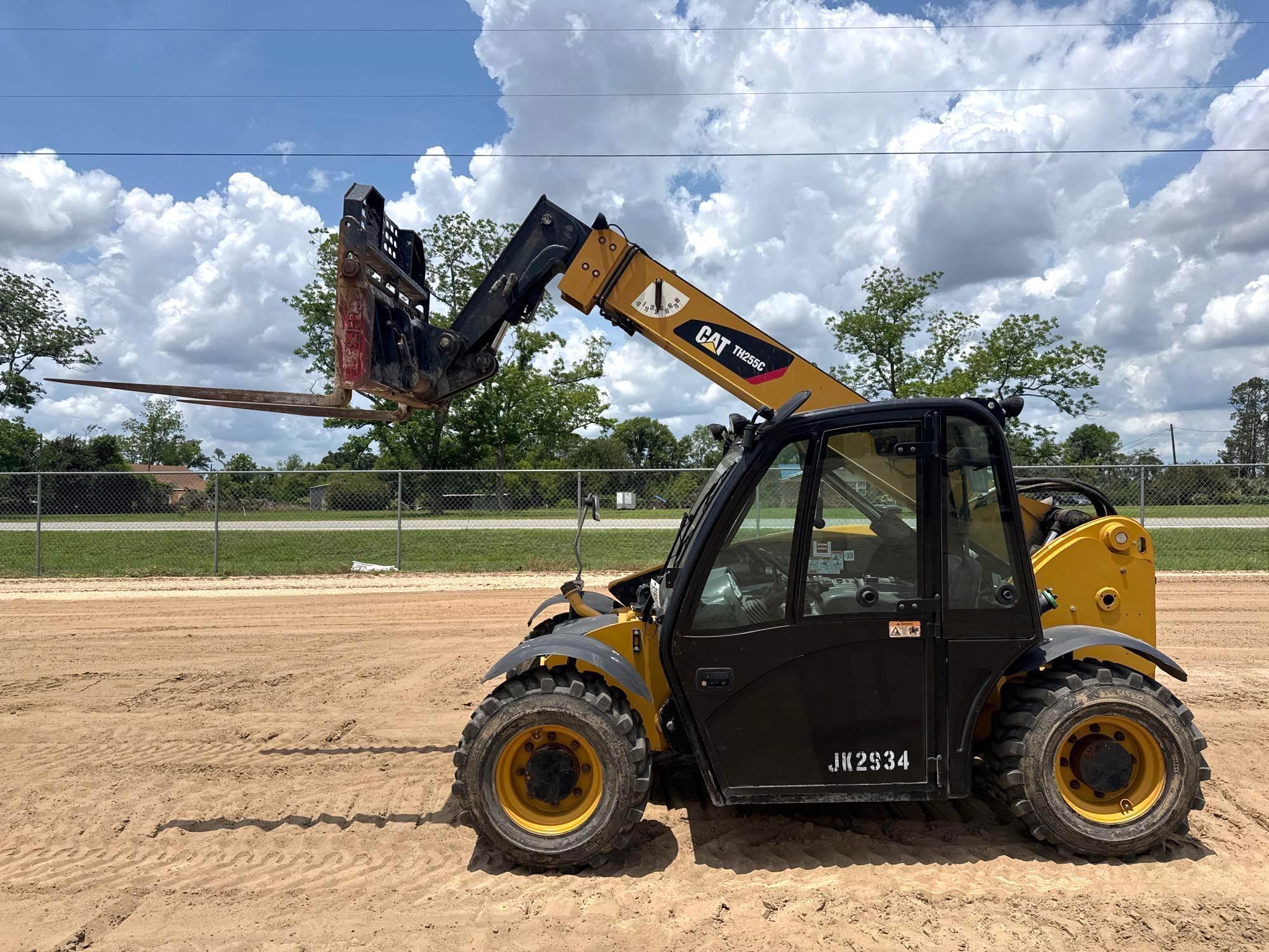 2016 CATERPILLAR TH255C TELESCOPIC FORKLIFT