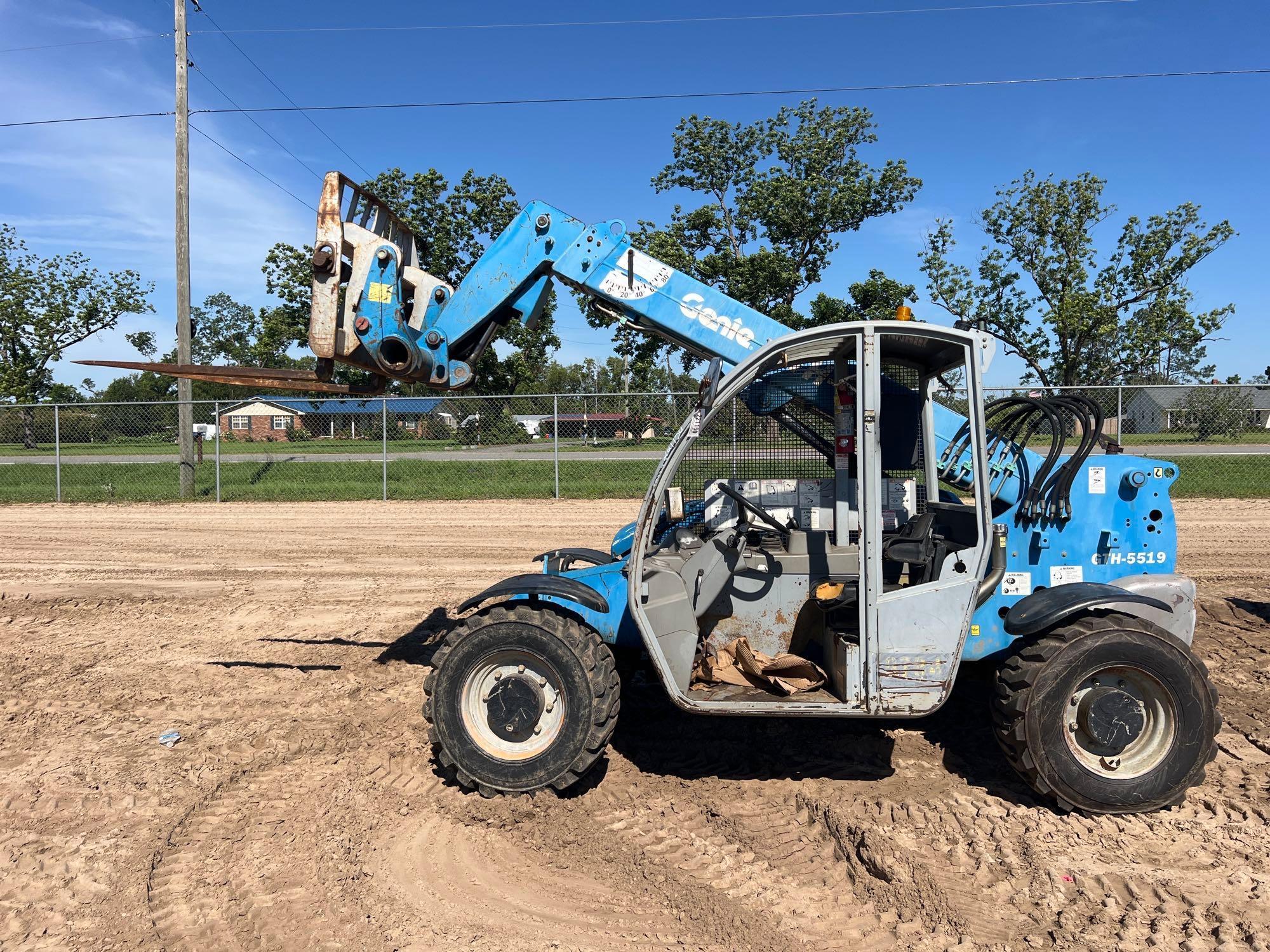 2010 GENIE GTH-5519 TELESCOPIC FORKLIFT