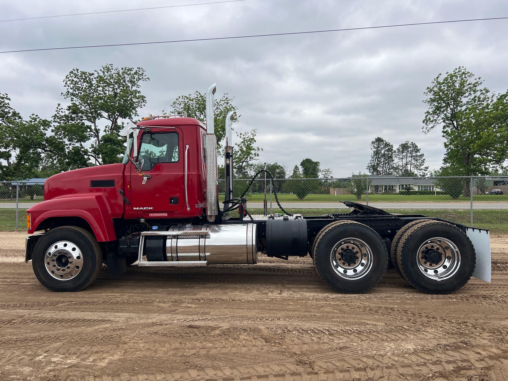 Photo of a  Mack CHU613