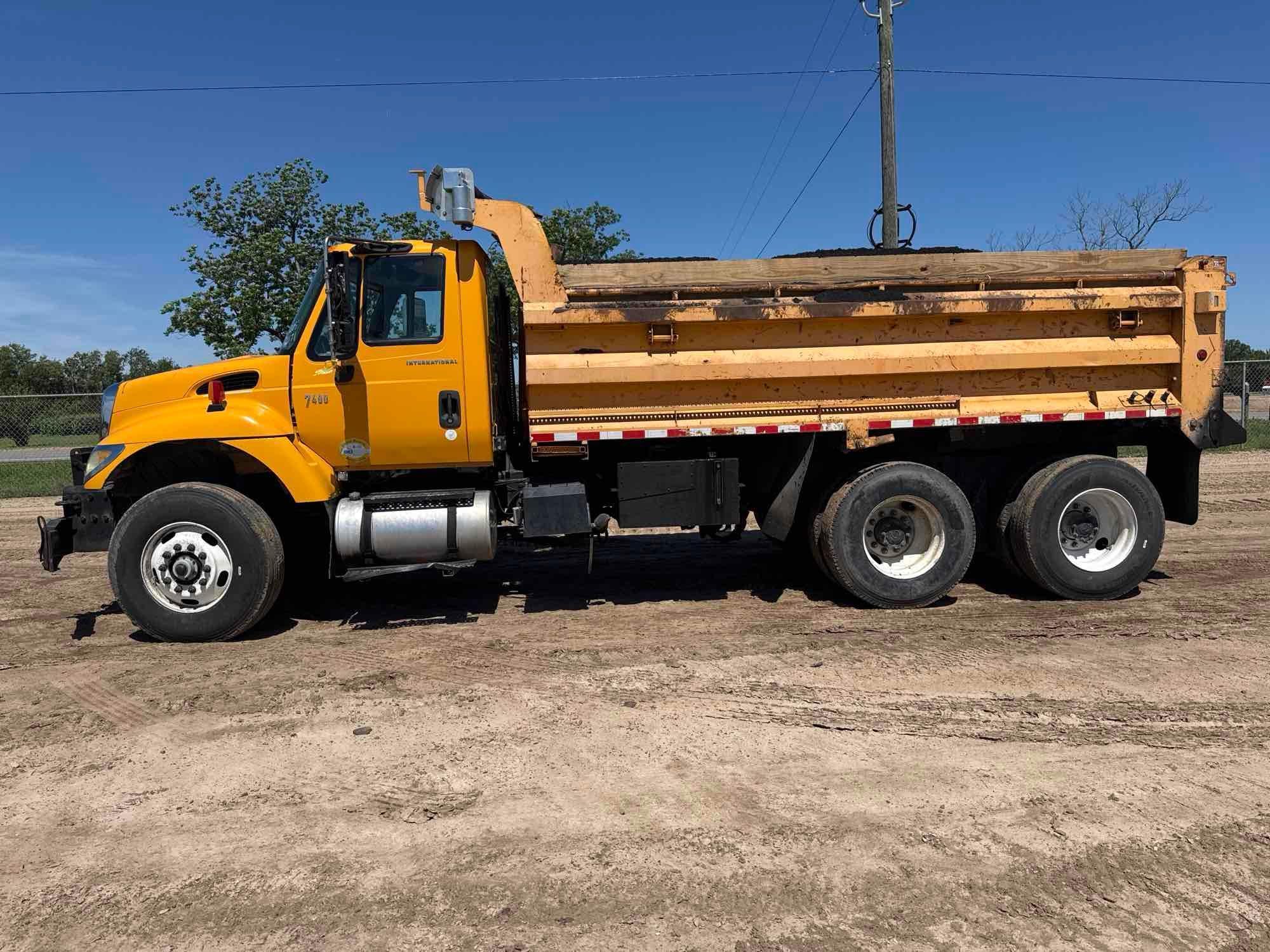 Photo of a 2005 International 7400