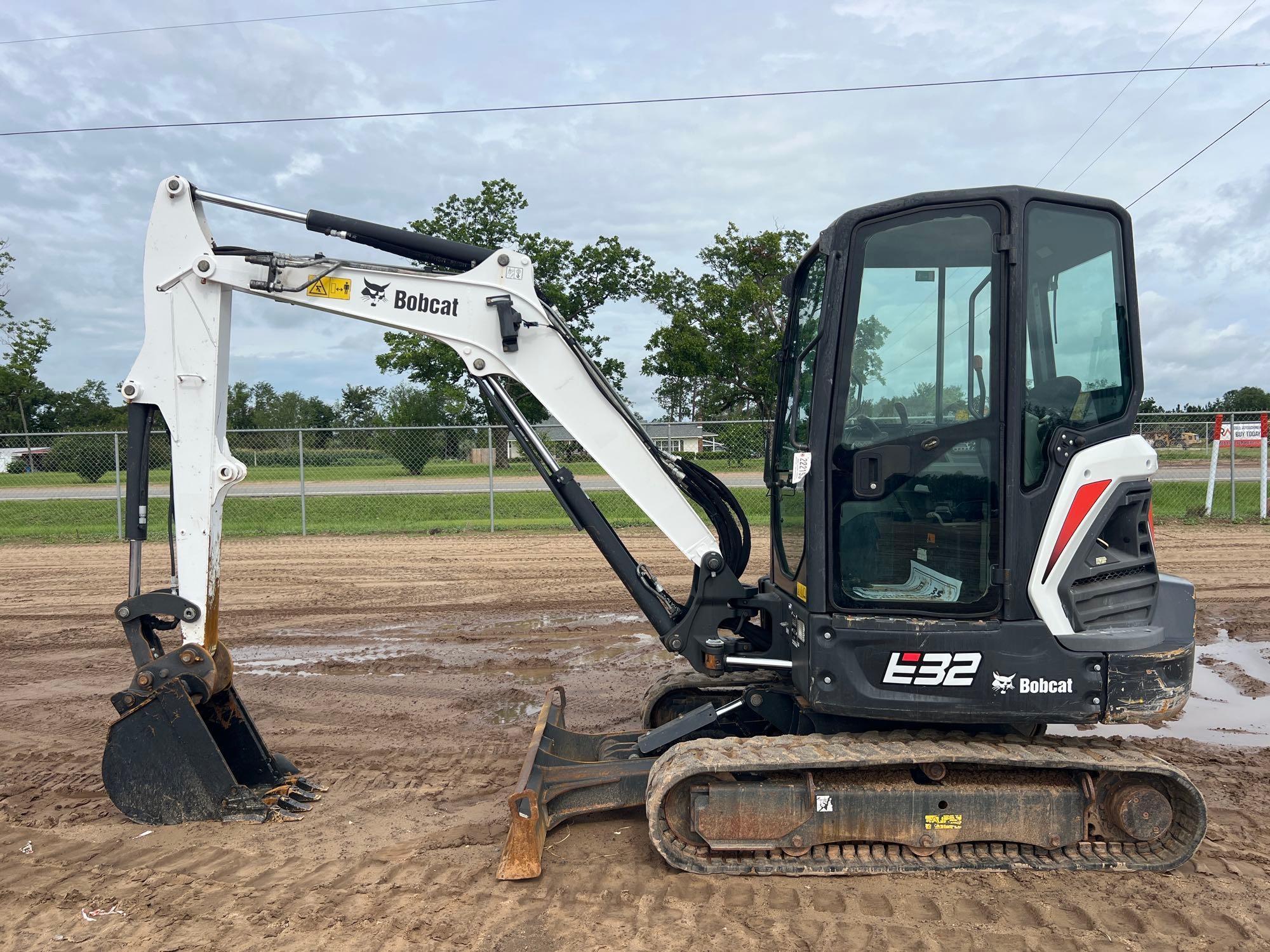 Photo of a  Bobcat E32
