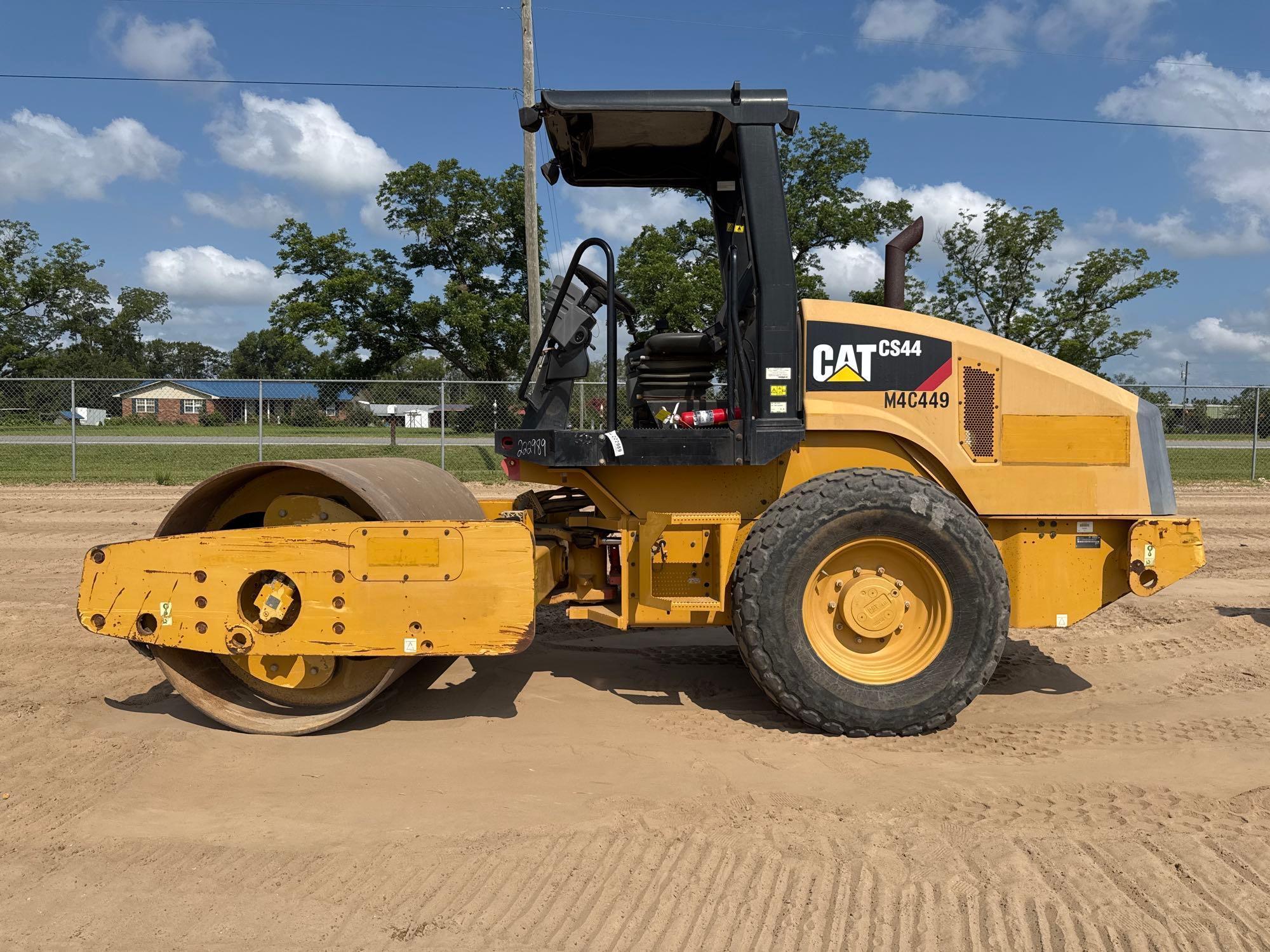 Photo of a  Caterpillar CS-44