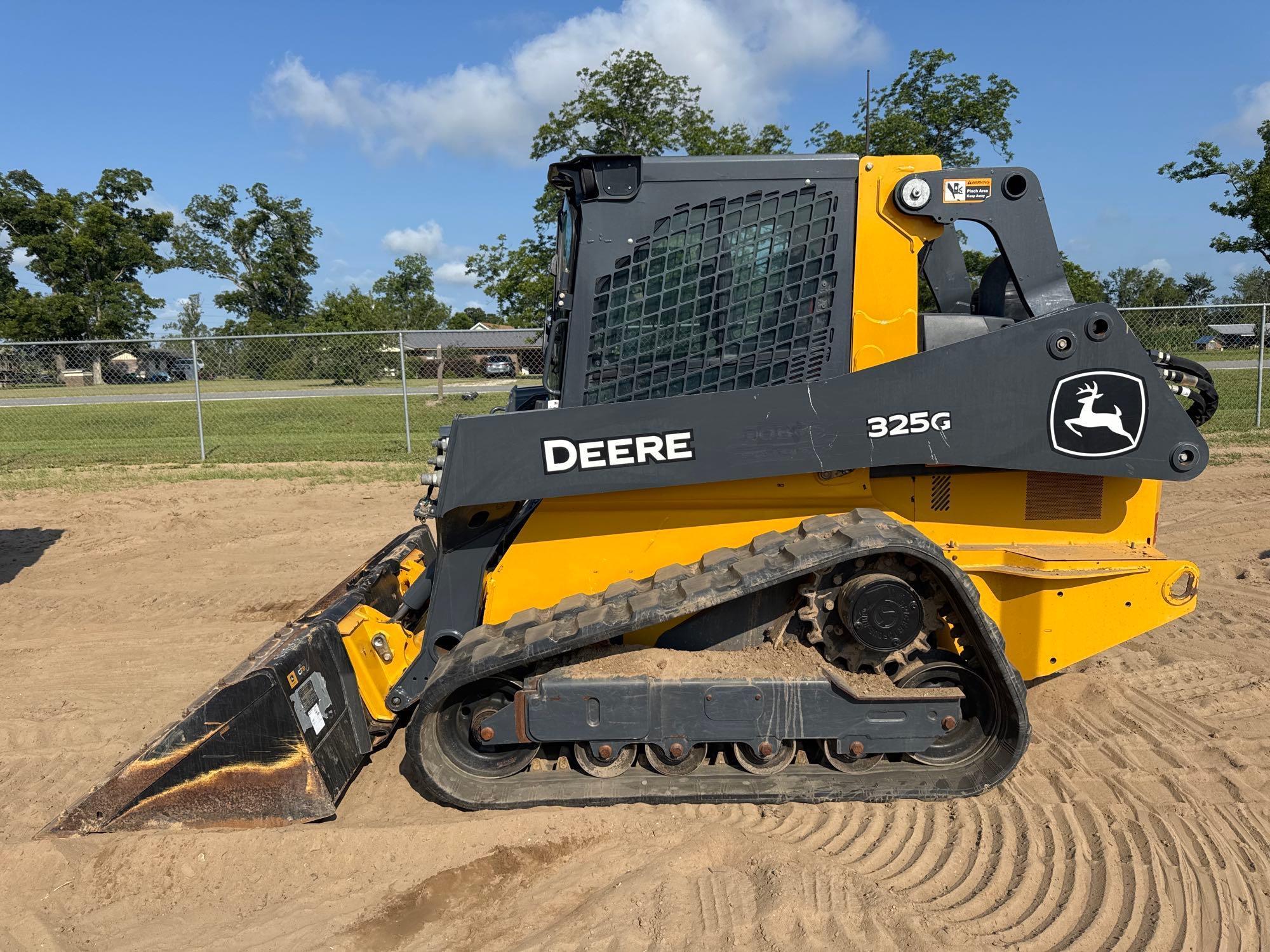 Photo of a  John Deere 325G