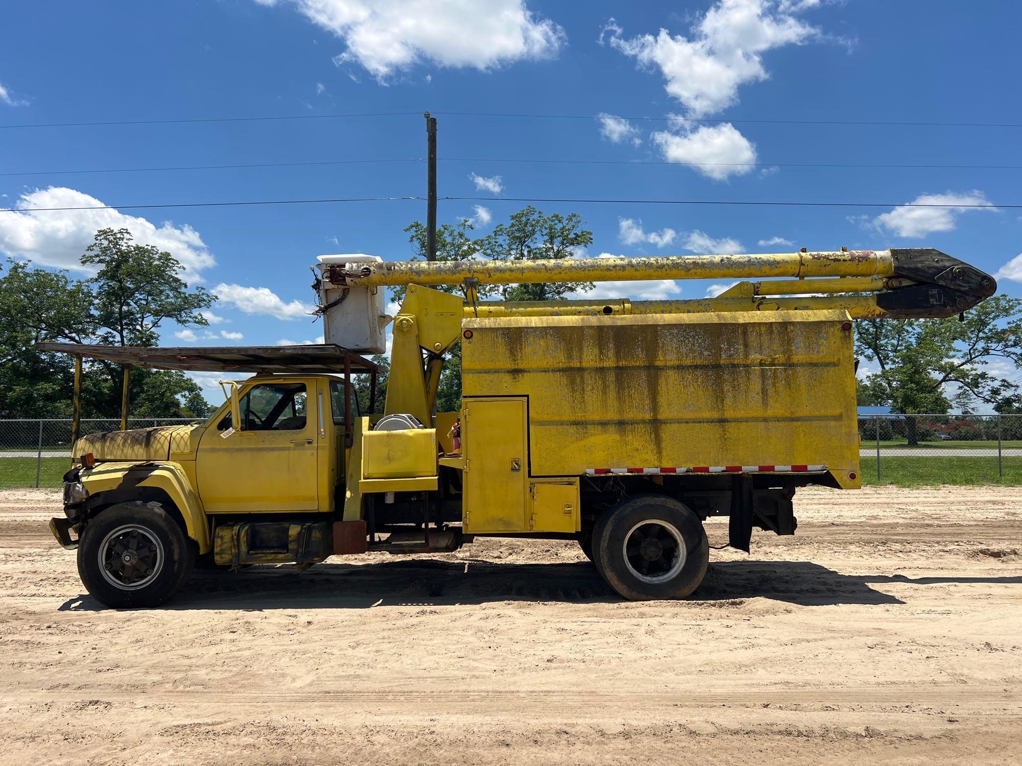 1989 FORD F-700 BUCKET/CHIPPER TRUCK