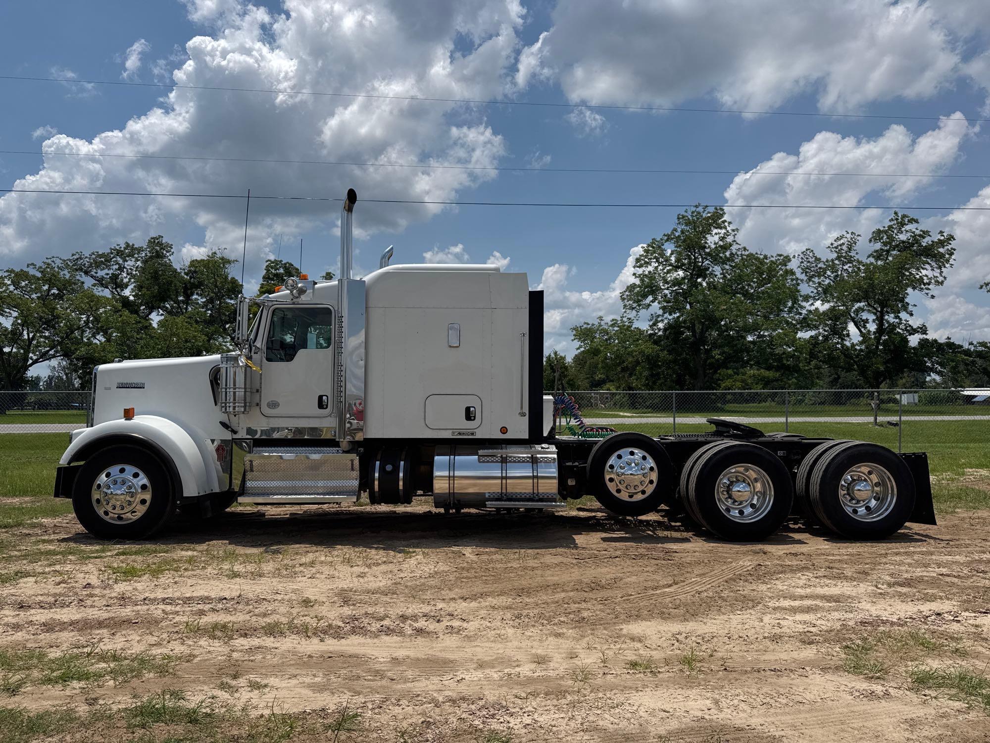 2013 KENWORTH W900L ROAD TRACTOR