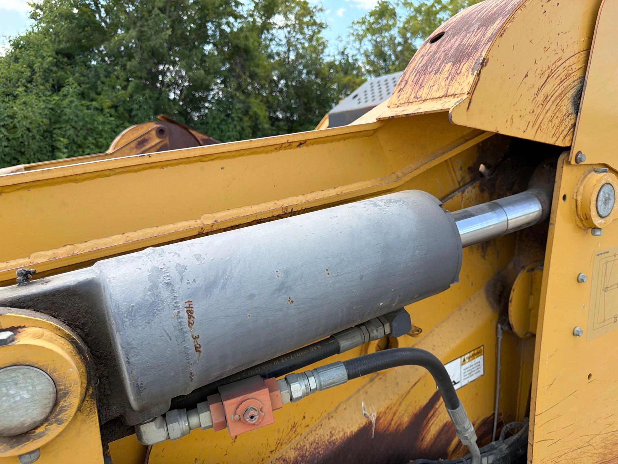 John Deere 2412
