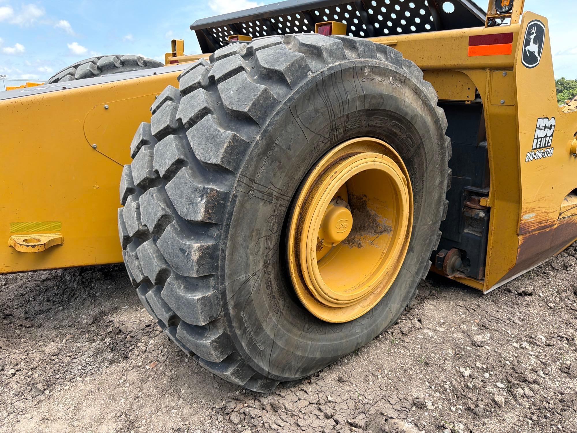 John Deere 2412