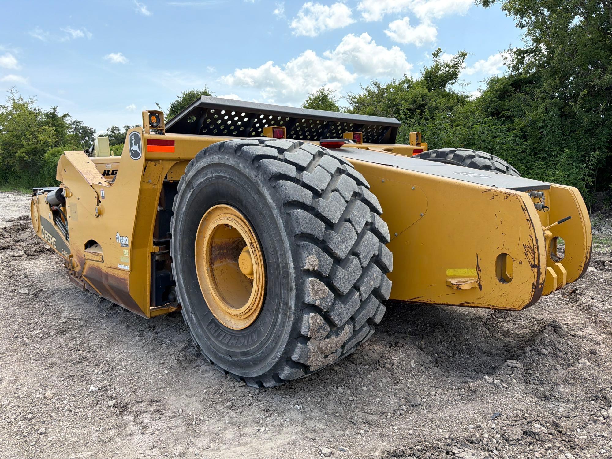 John Deere 2412