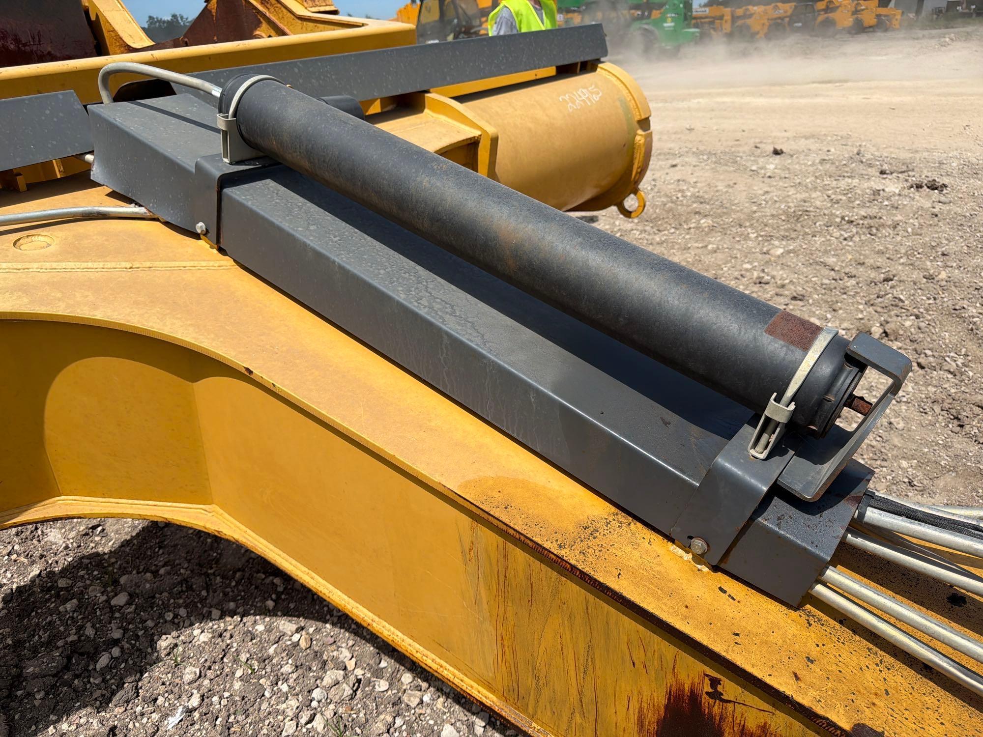 John Deere 2412