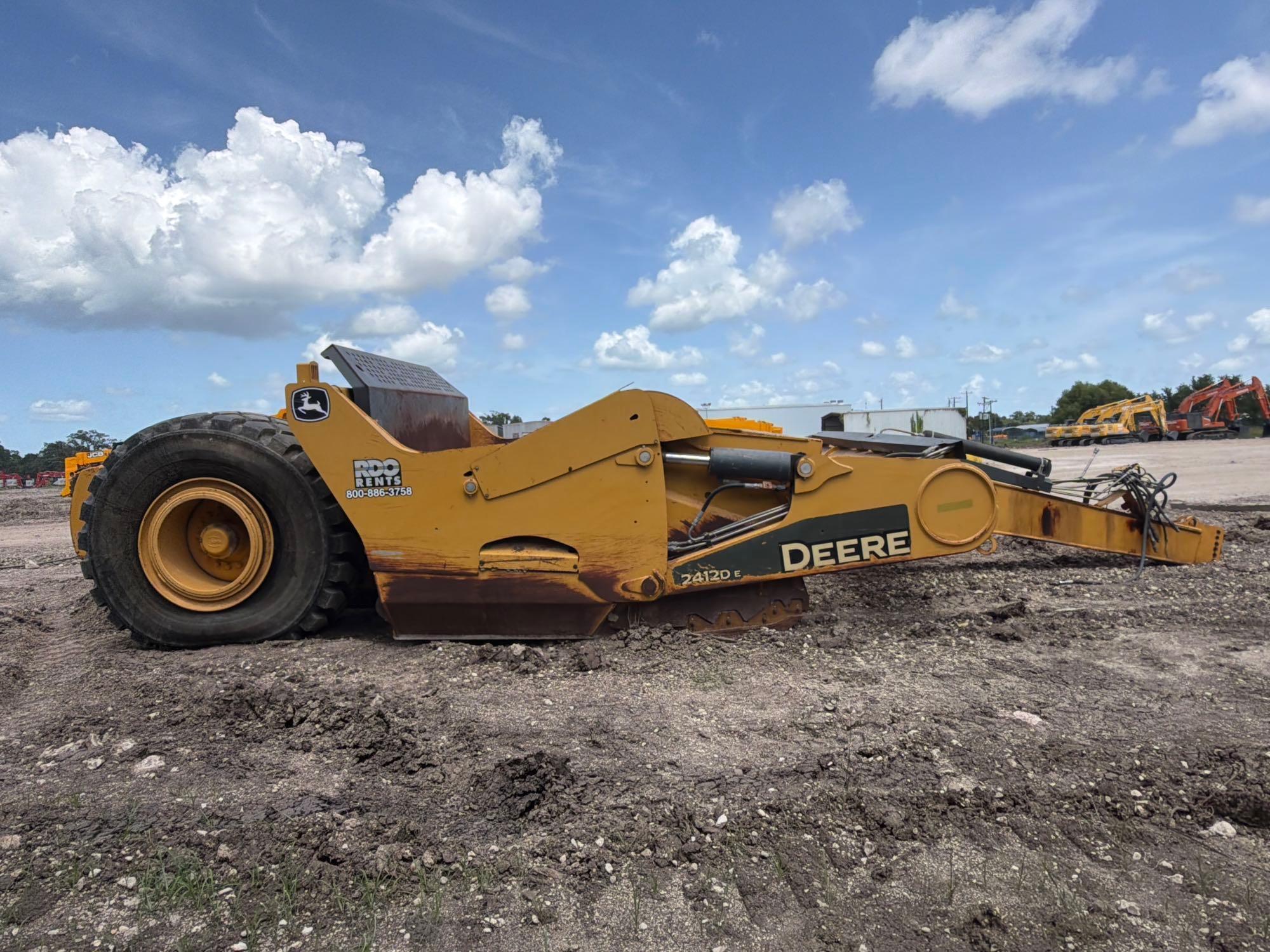 John Deere 2412
