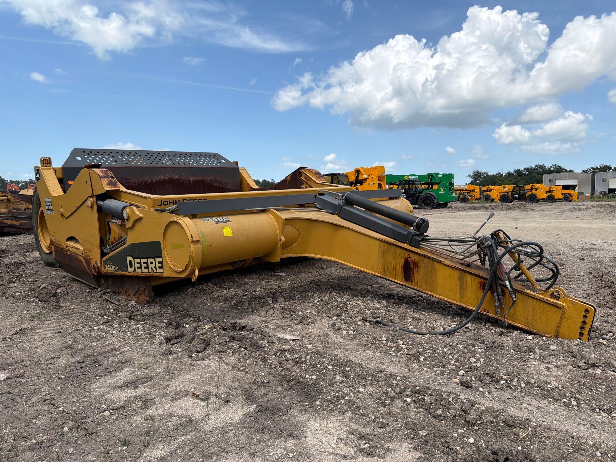 John Deere 2412
