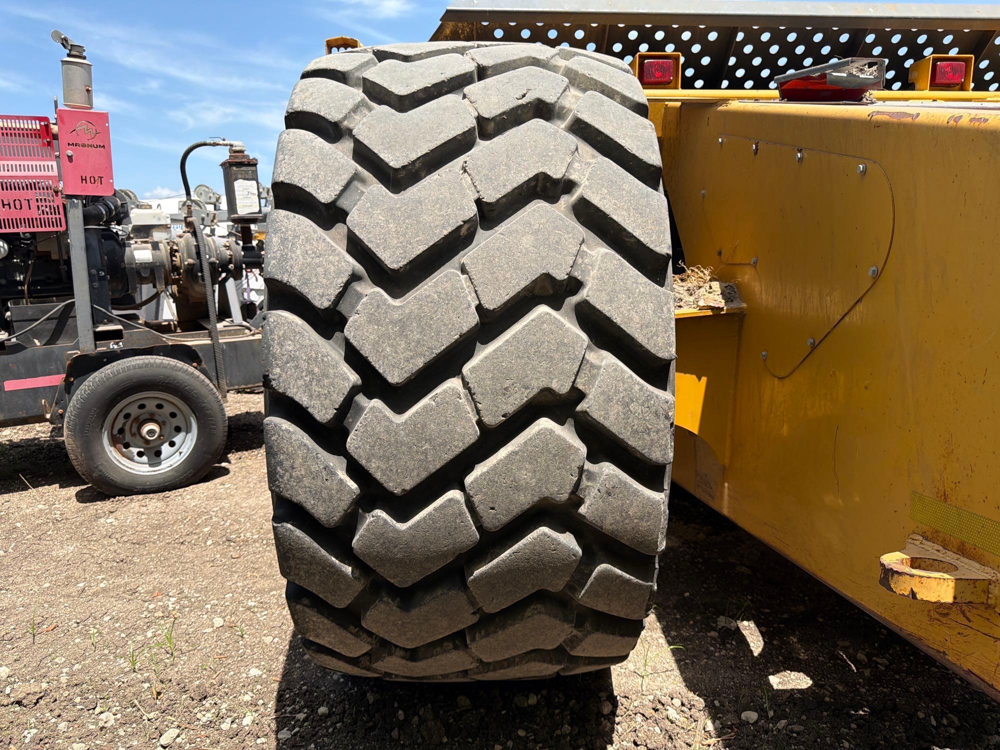 John Deere 2412