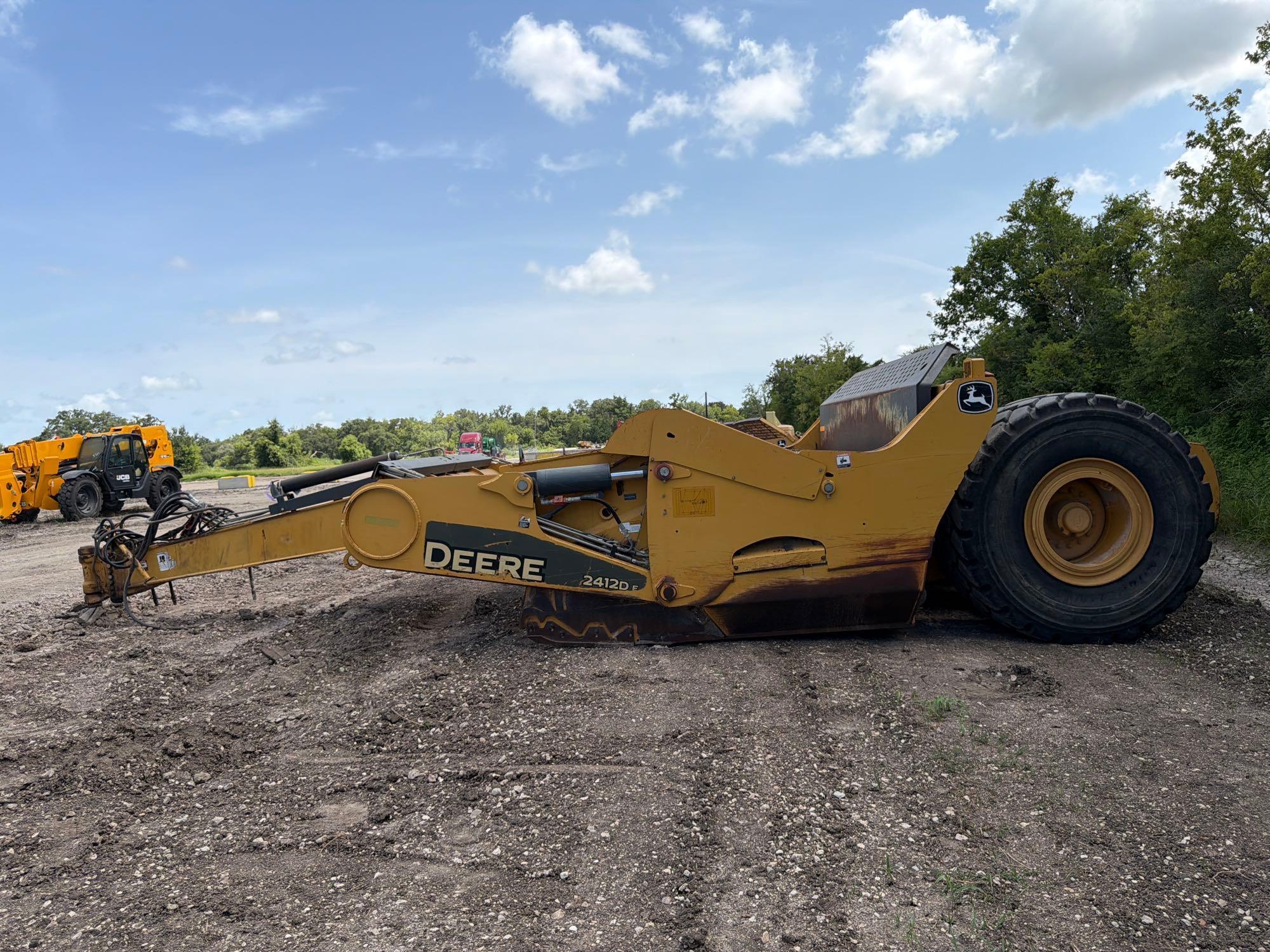 John Deere 2412