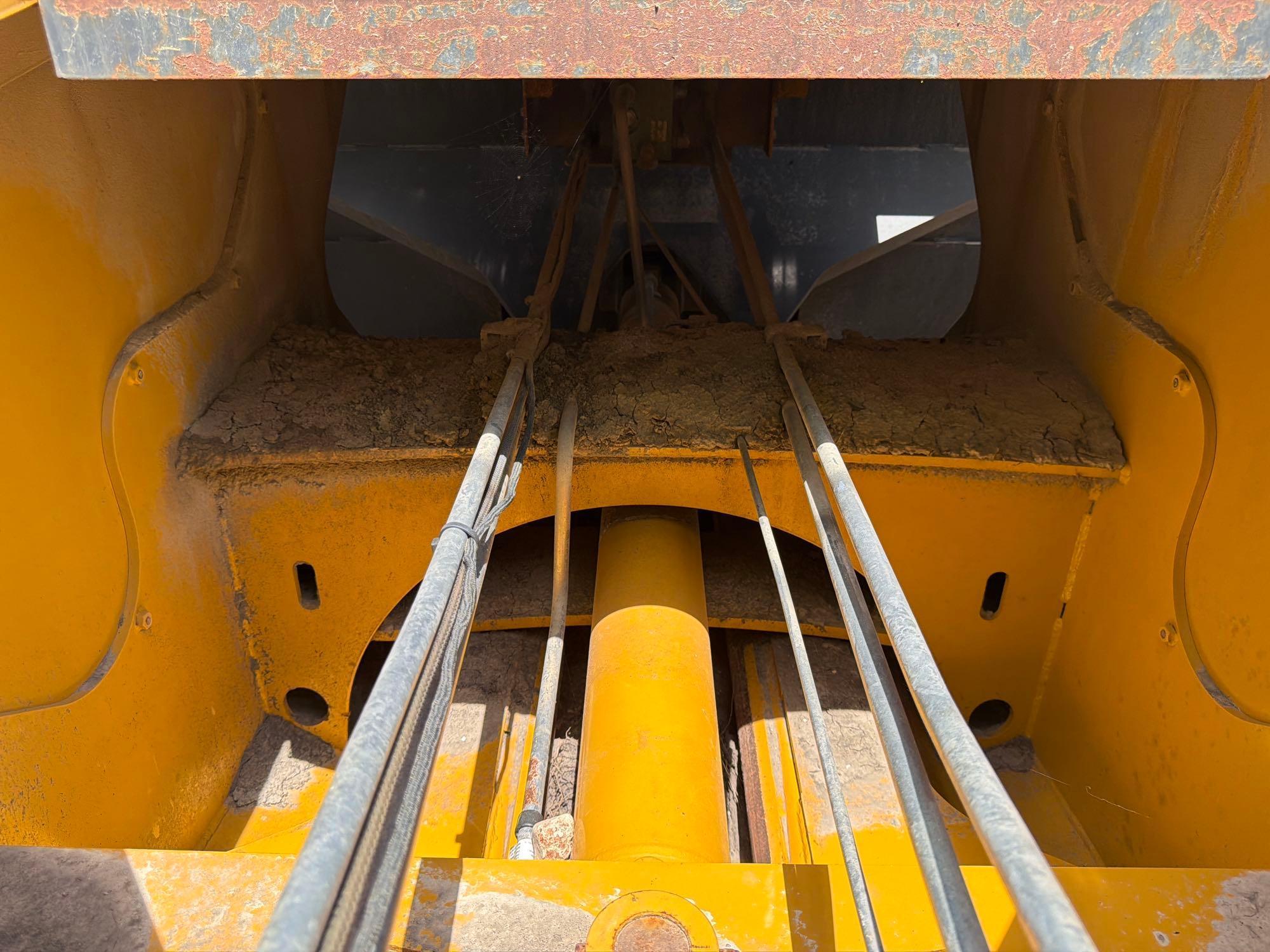 John Deere 2412