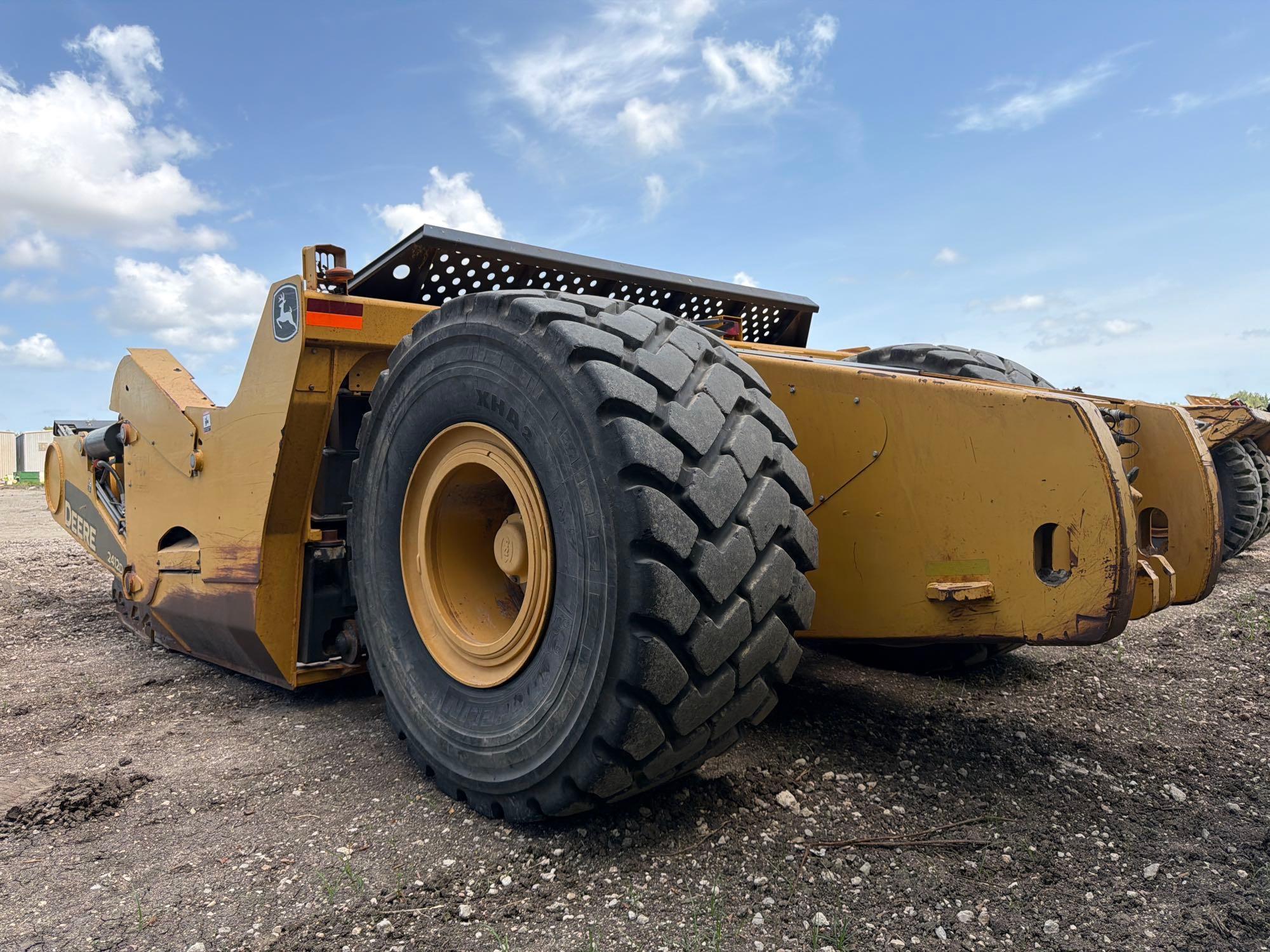John Deere 2412
