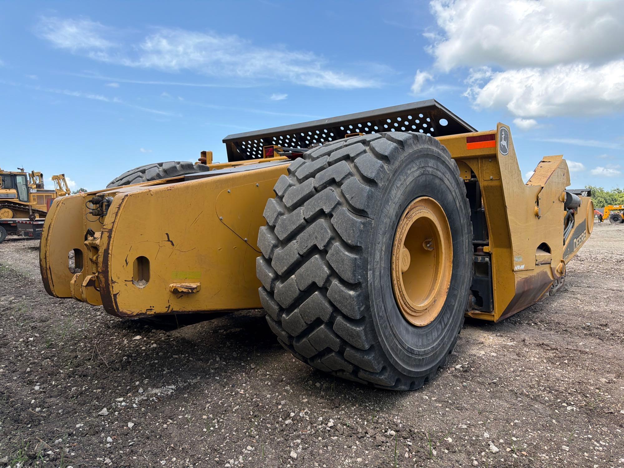 John Deere 2412