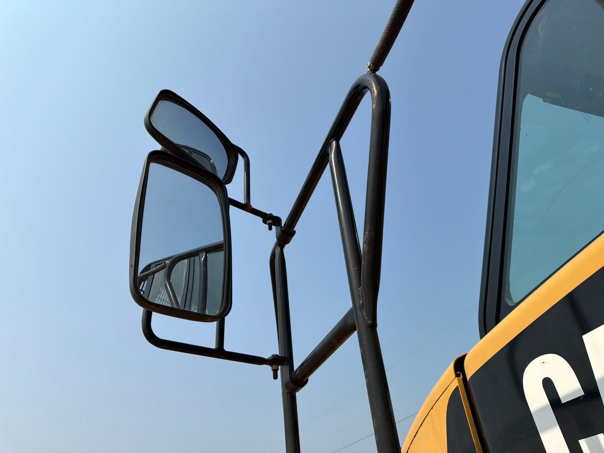 2007 Caterpillar 725