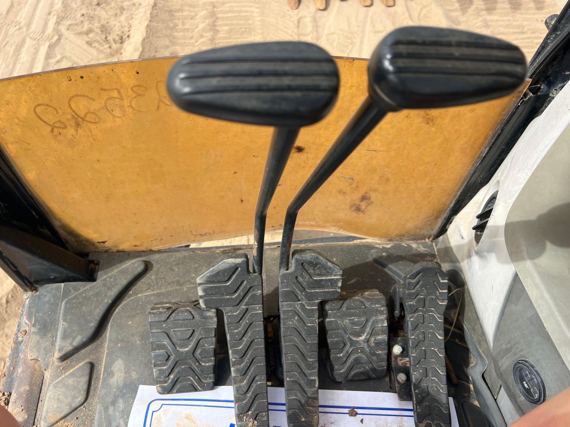 2011 Caterpillar 320DL