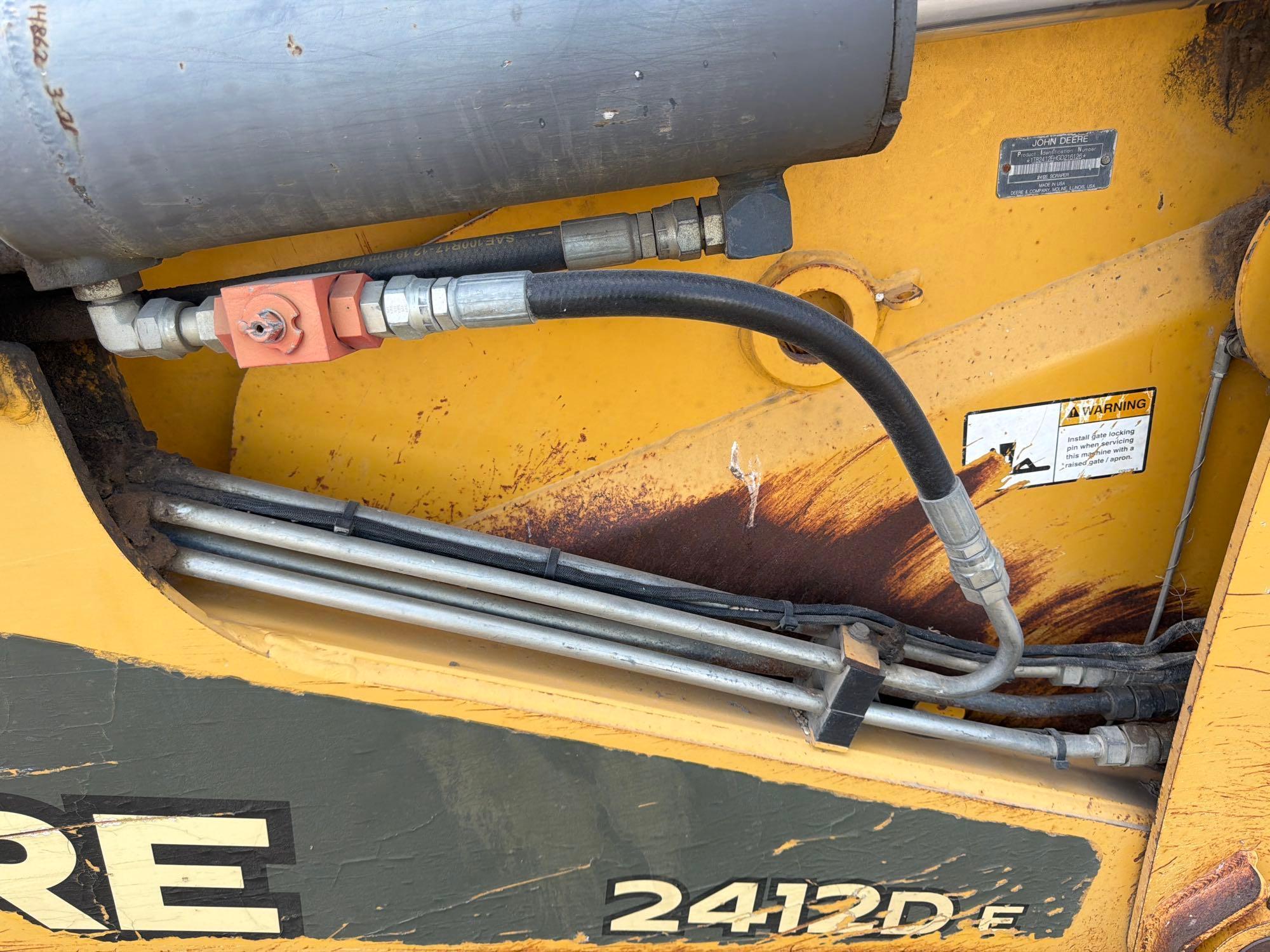 John Deere 2412